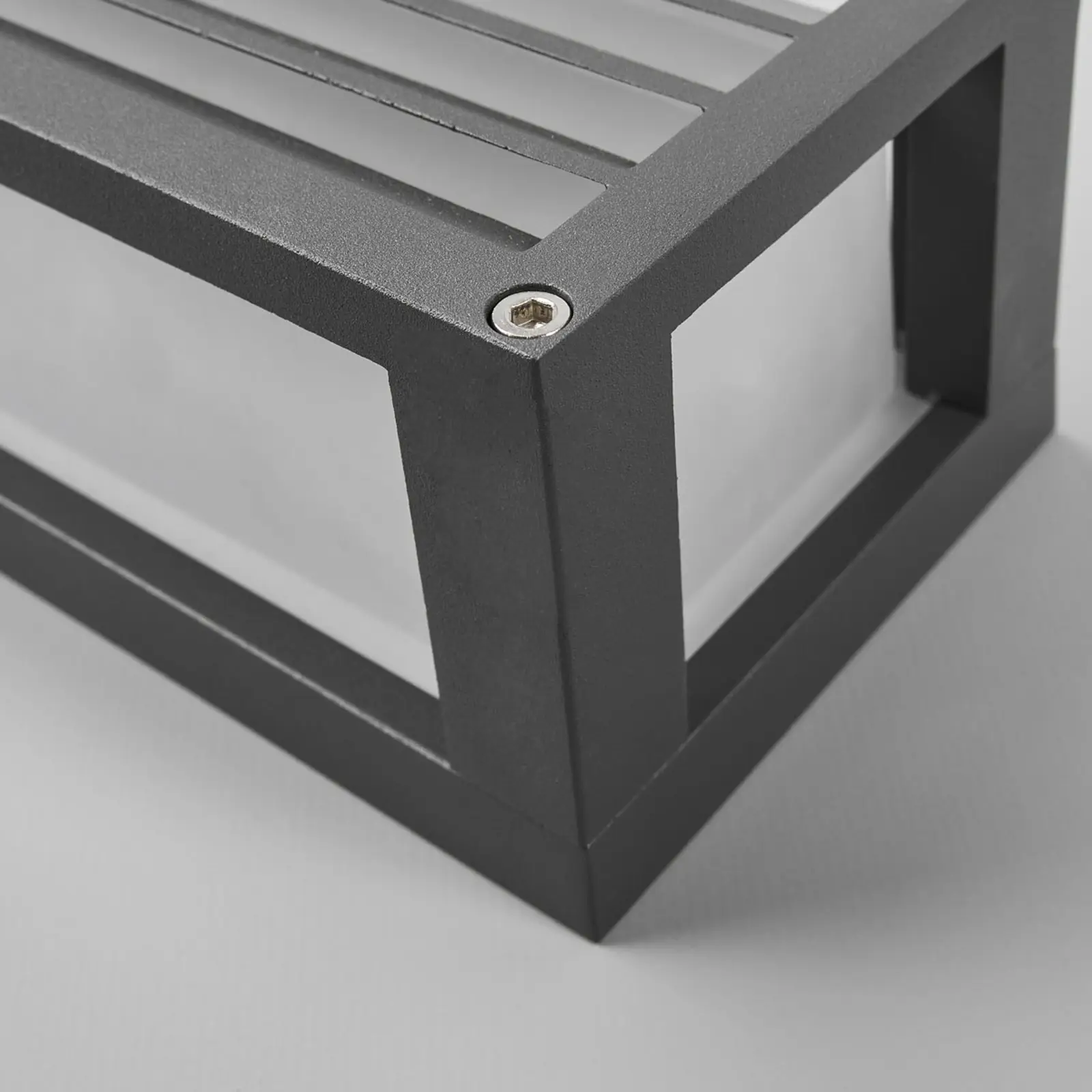 Dryžuotas lauko sieninis šviestuvas Aurelien, tamsiai pilka