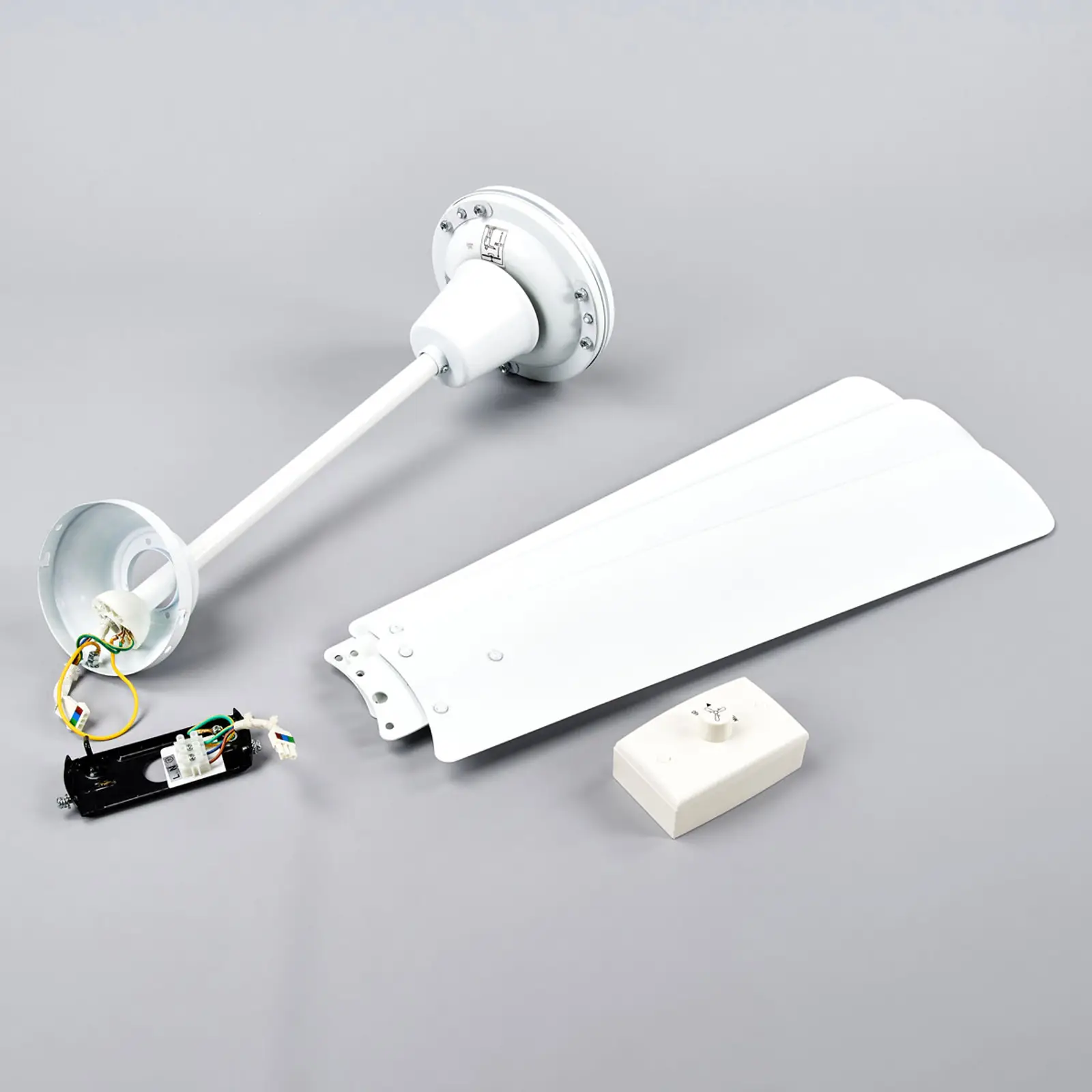 Trijų menčių baltas lubų ventiliatorius Dawinja