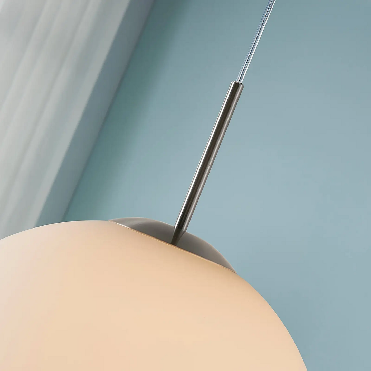 Kamuolinis pakabinamas šviestuvas Marike iš opalinio stiklo, 40 cm