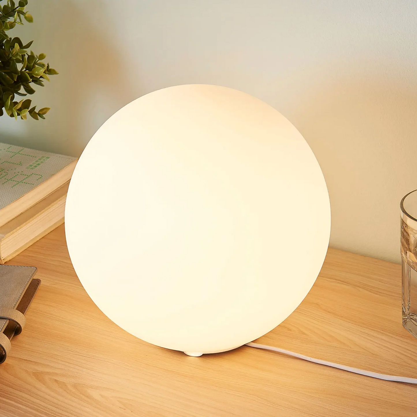 Sferinis stiklinis stalinis šviestuvas Marike, baltas