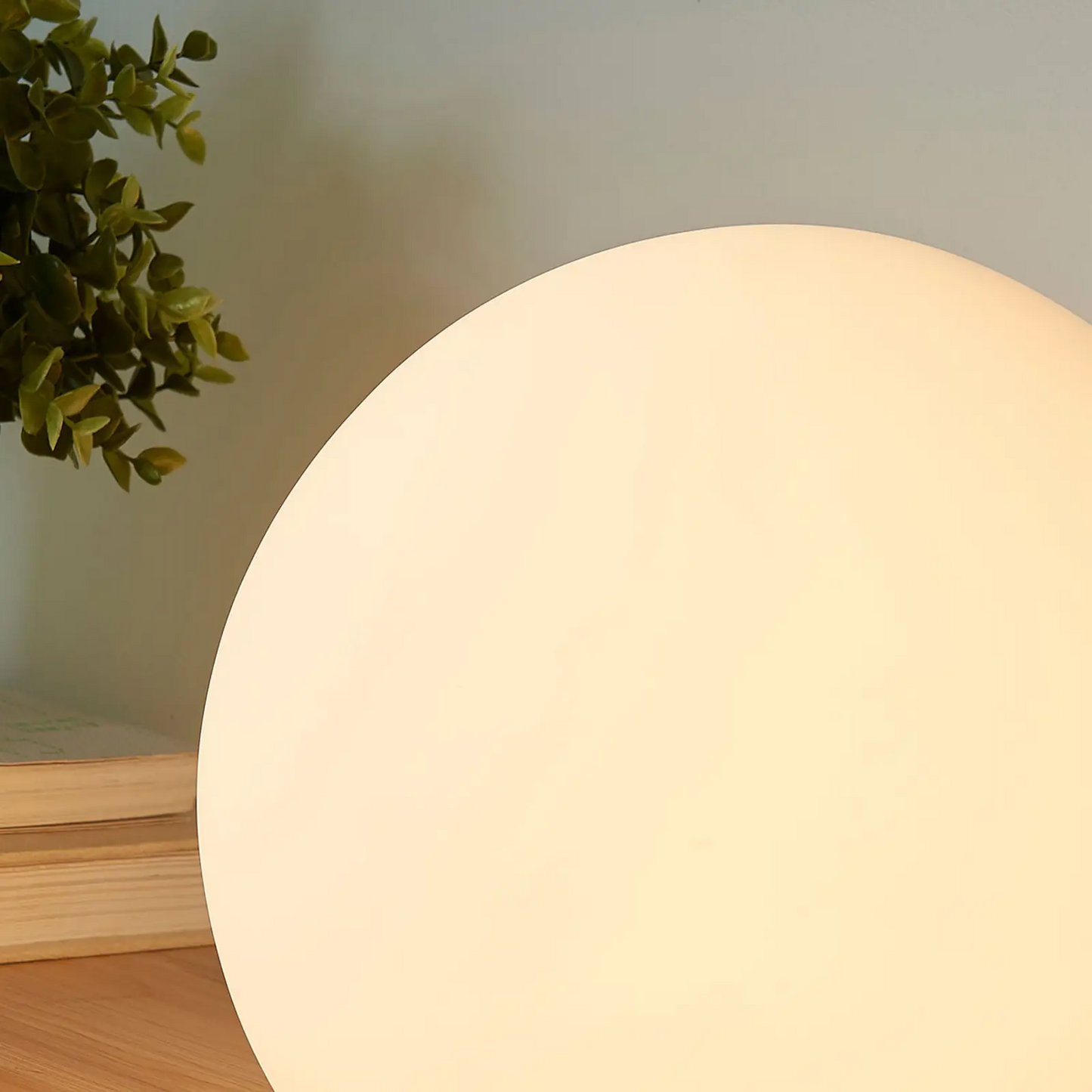 Sferinis stiklinis stalinis šviestuvas Marike, baltas