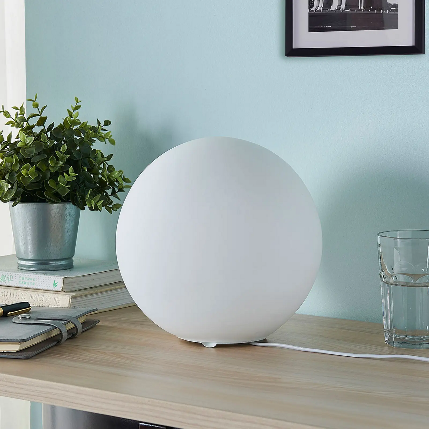 Sferinis stiklinis stalinis šviestuvas Marike, baltas