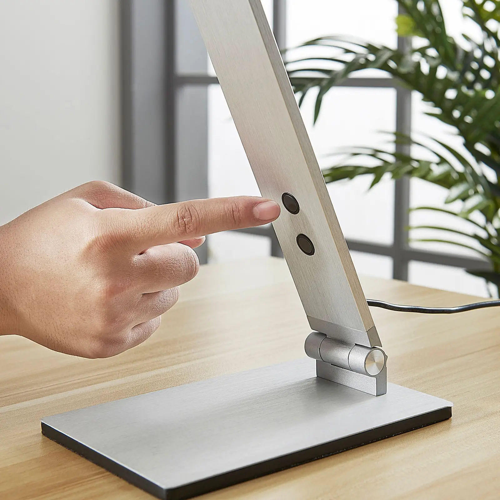 Aliumininė LED stalinė lempa Nicano su reguliatoriumi