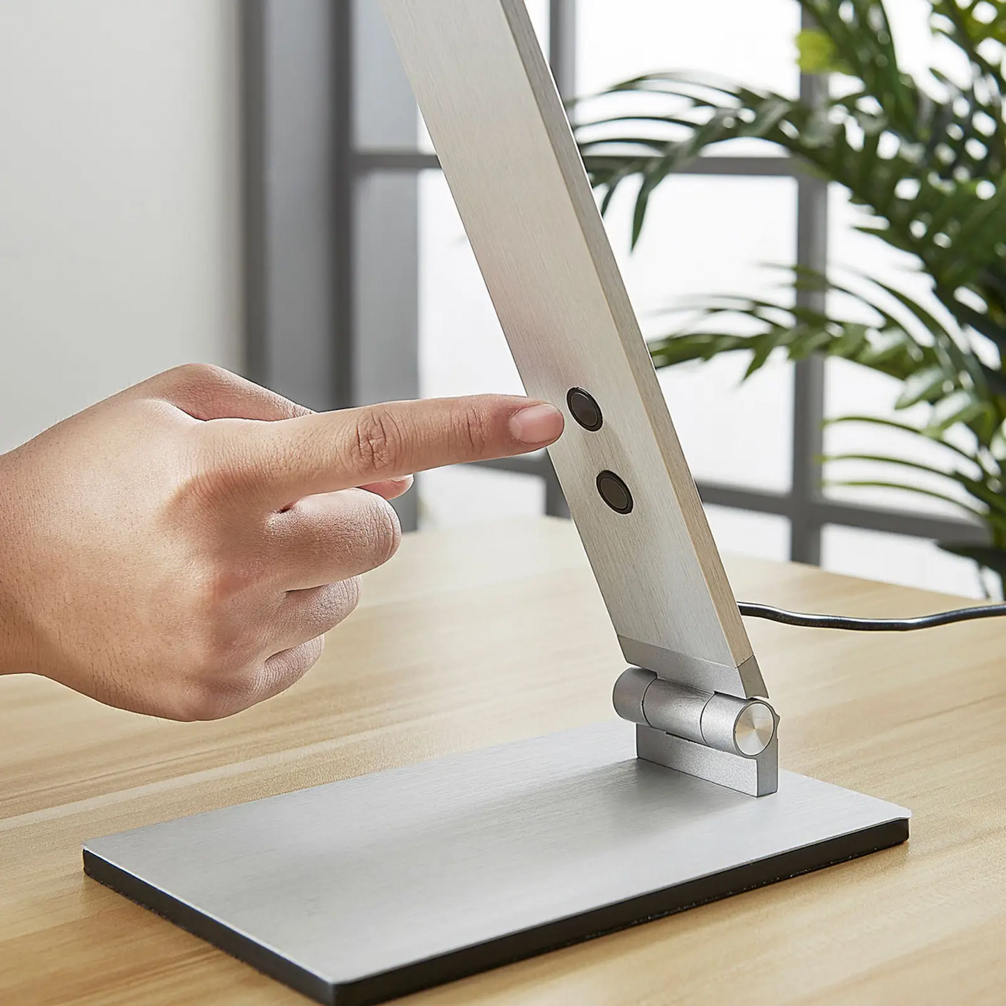 Aliumininė LED stalinė lempa Nicano su reguliatoriumi