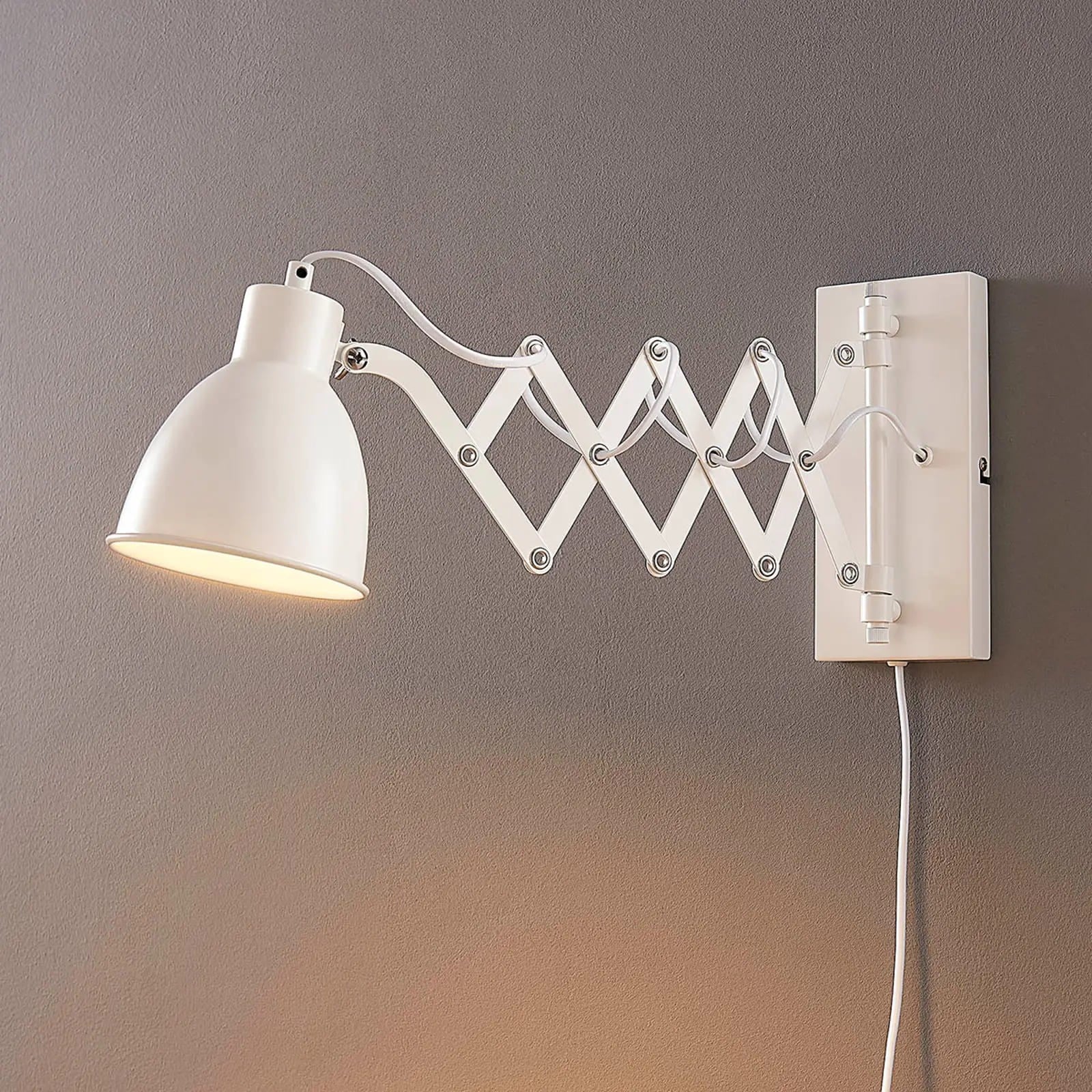 Baltas sieninis šviestuvas skaitymui Merle, ištraukiamas