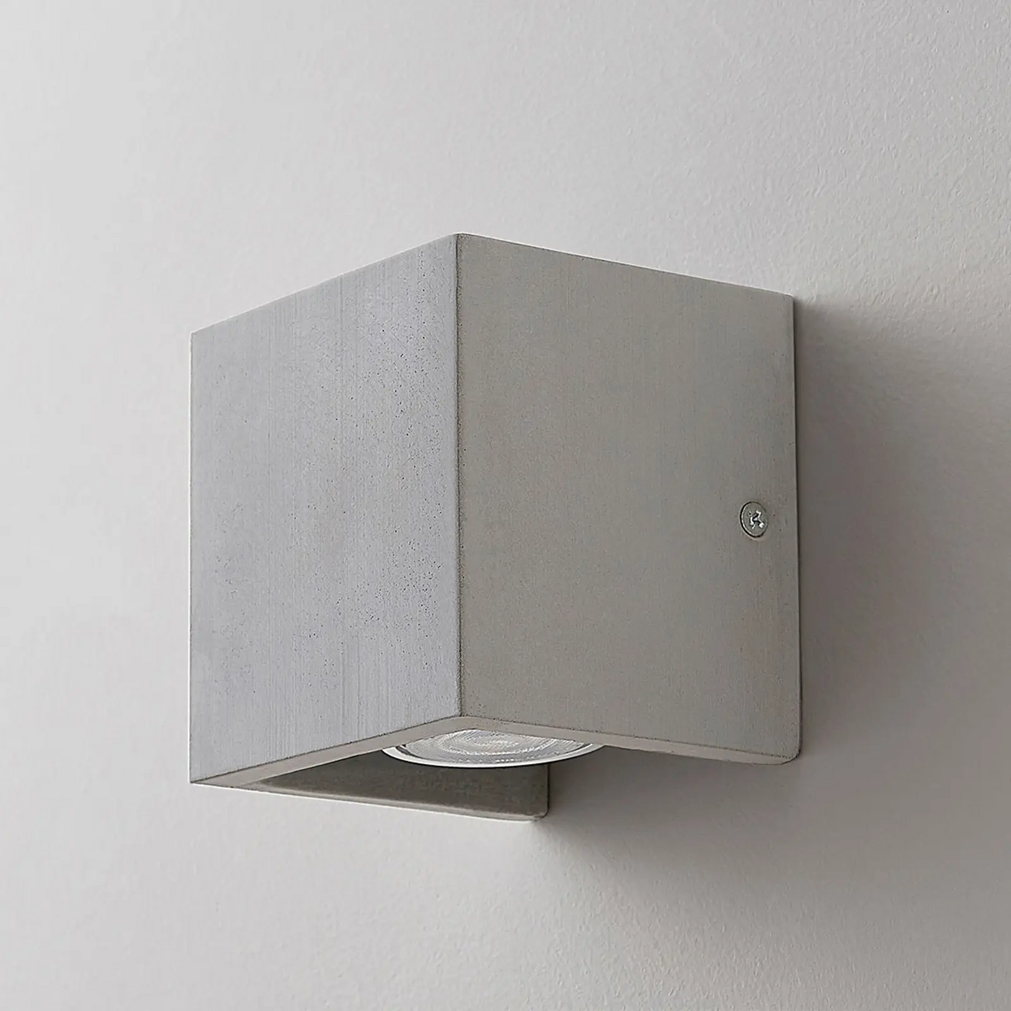 Kvadratinis betoninis sieninis šviestuvas Gerda