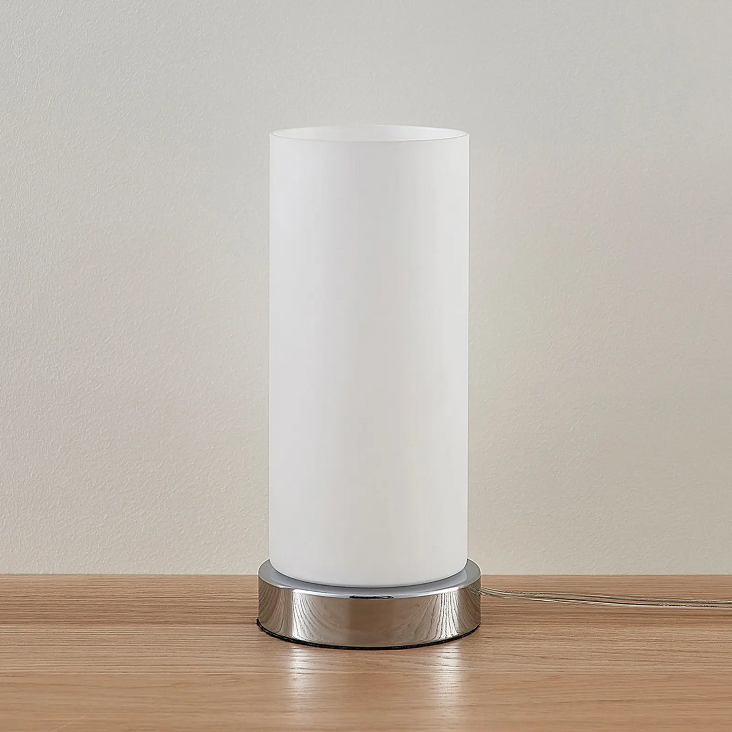 Cilindrinė stiklinė stalinė lempa Elianna su chromuotu pagrindu