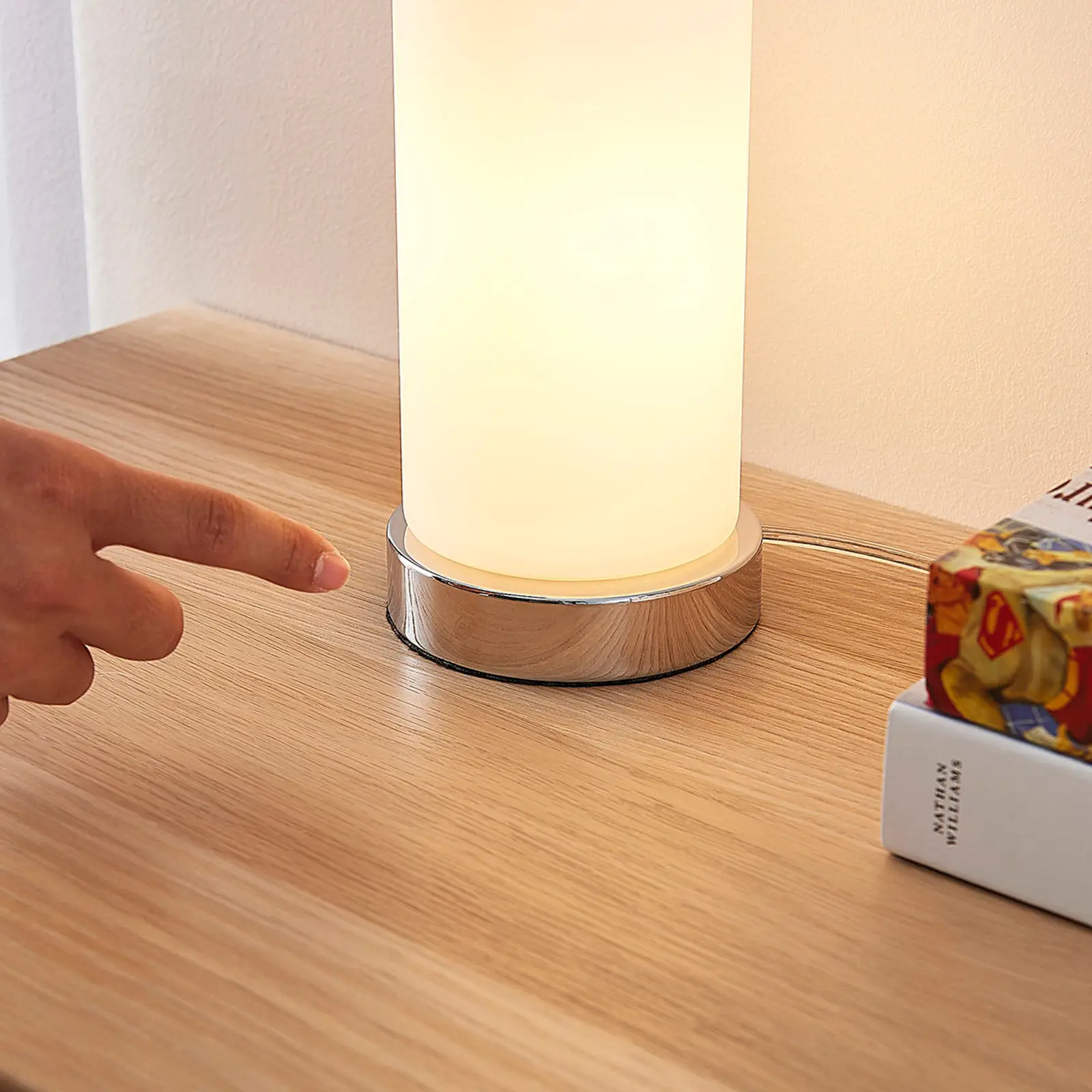 Cilindrinė stiklinė stalinė lempa Elianna su chromuotu pagrindu