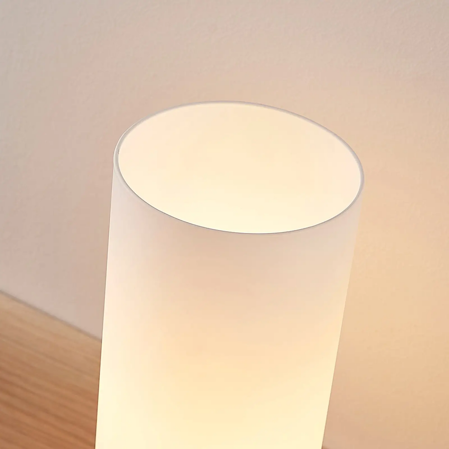 Cilindrinė stiklinė stalinė lempa Elianna su chromuotu pagrindu