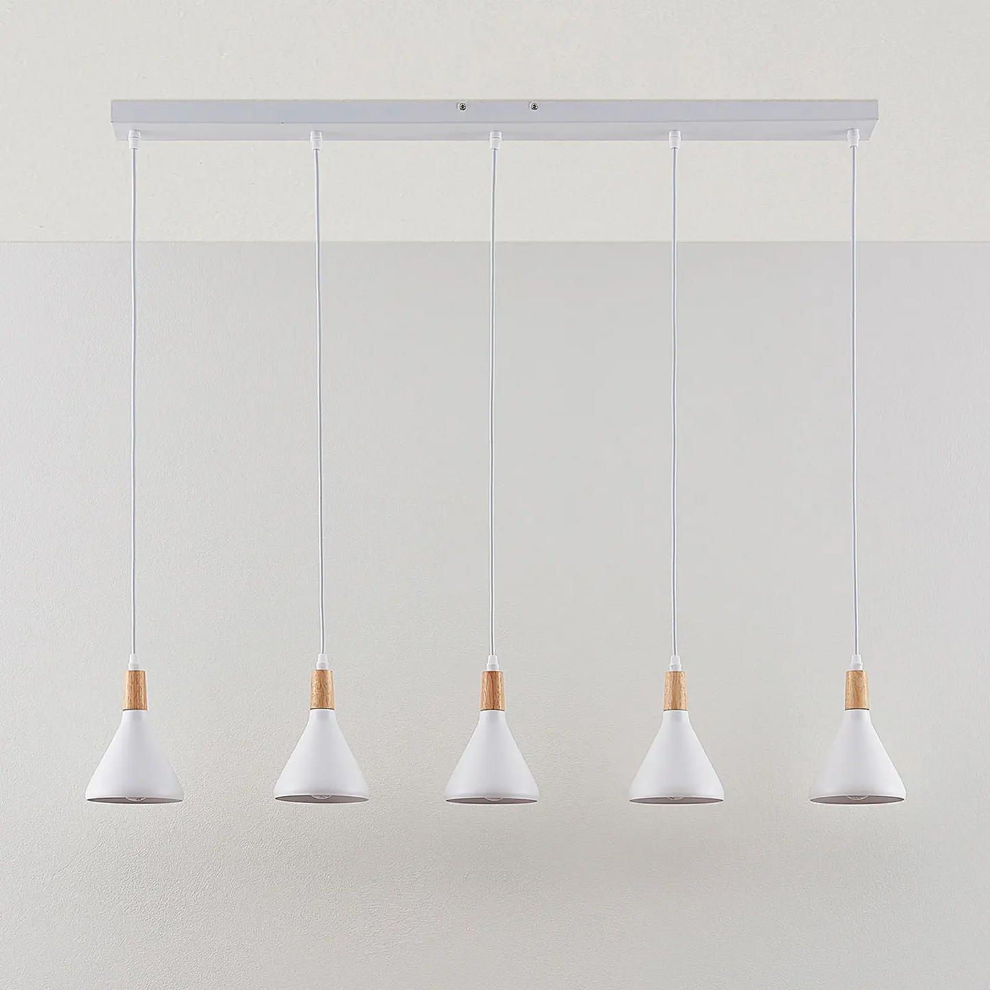 LED pakabinamas šviestuvas Arina baltos spalvos, 5 lemputės