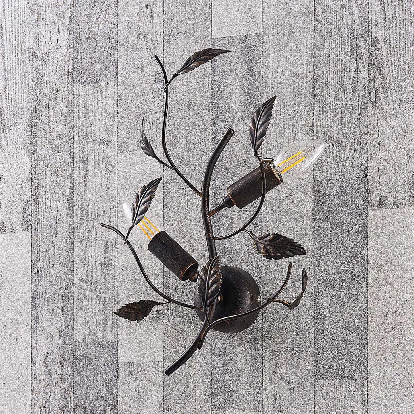 Sieninis šviestuvas Yos pagamintas iš metalo, dekoruotas lapeliais