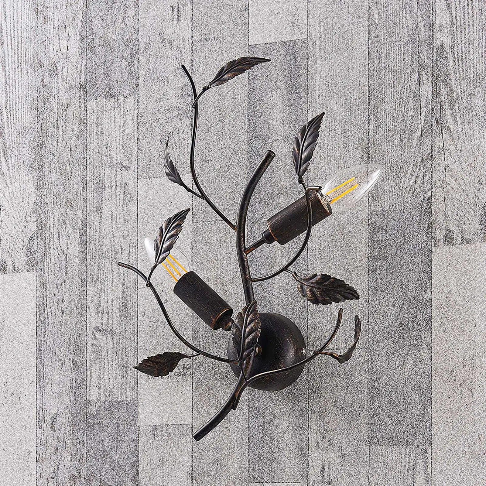 Sieninis šviestuvas Yos pagamintas iš metalo, dekoruotas lapeliais