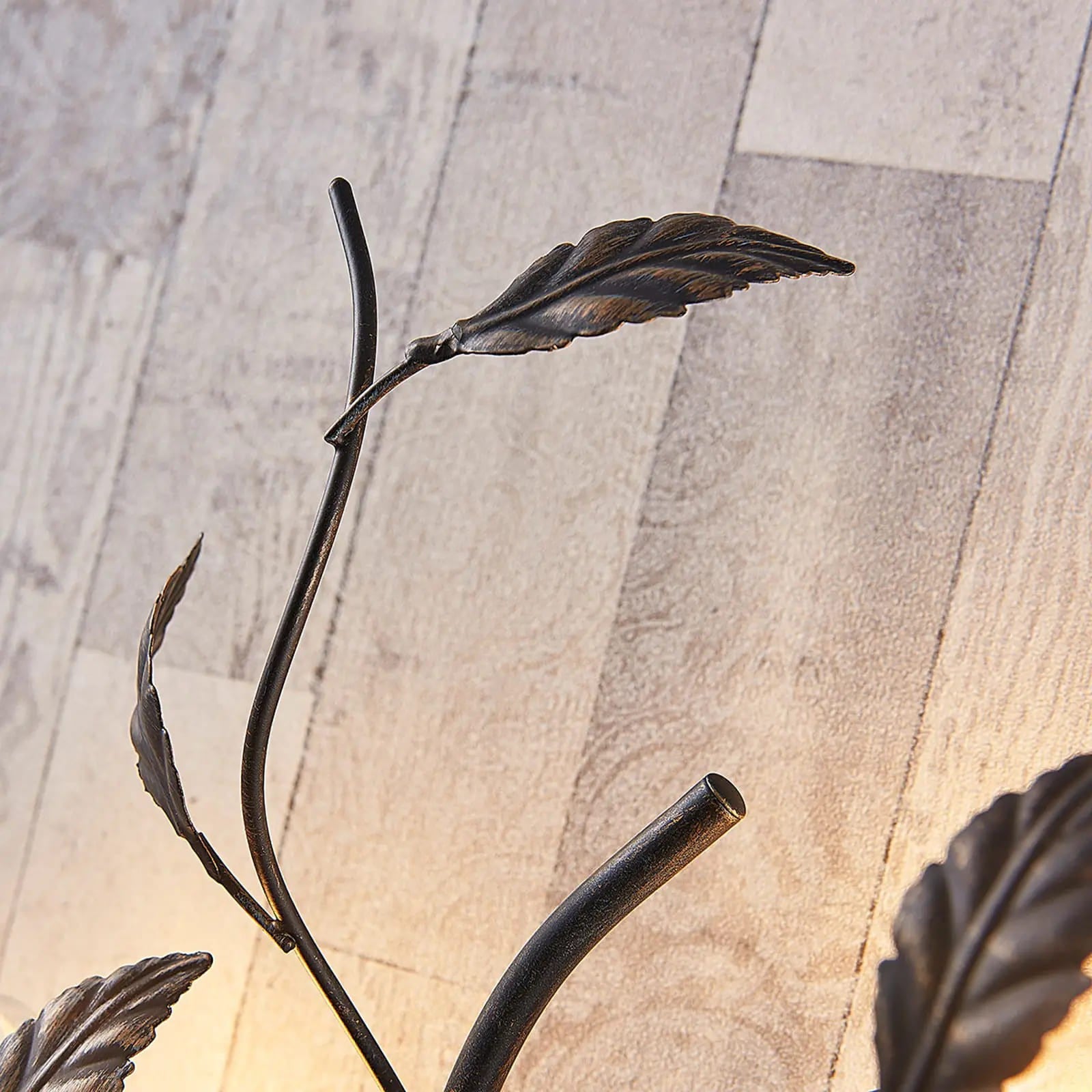 Sieninis šviestuvas Yos pagamintas iš metalo, dekoruotas lapeliais