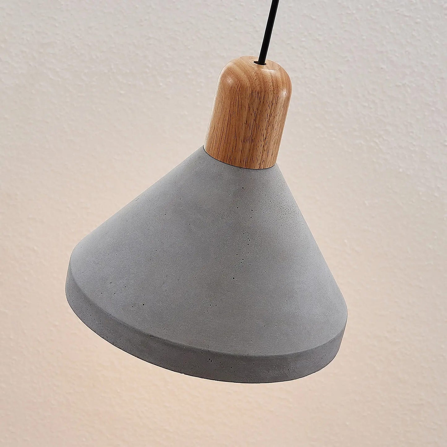 Betoninis pakabinamas šviestuvas Caisy su medžiu, apvalus