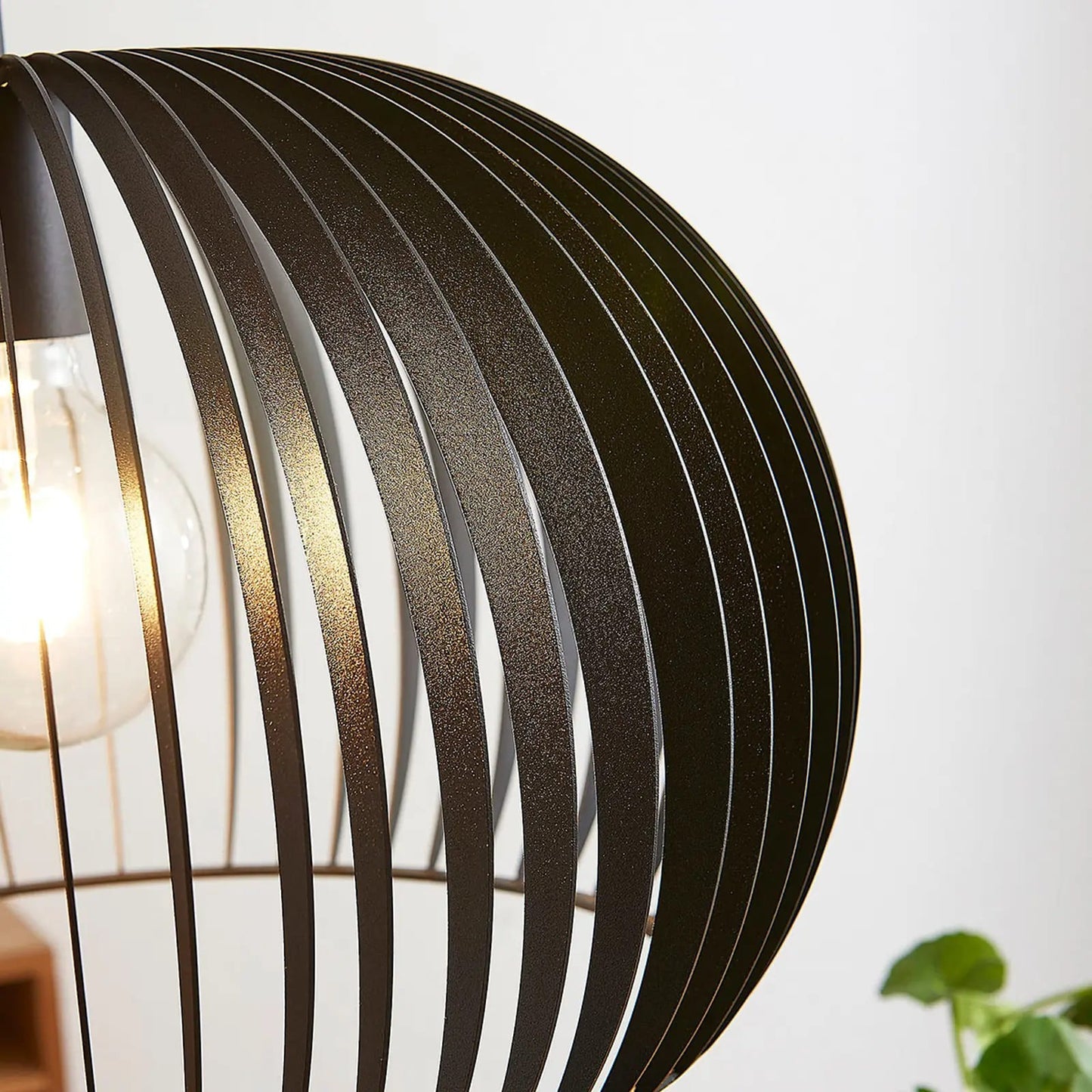 Jusra pakabinamas šviestuvas iš juodo metalo, 1 lemputė.