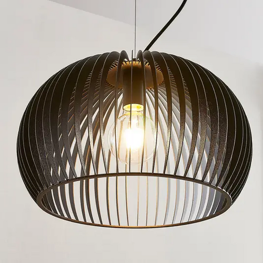 Jusra pakabinamas šviestuvas iš juodo metalo, 1 lemputė.