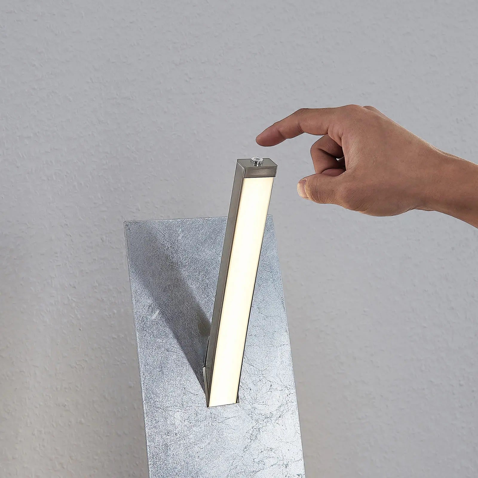 Elegantiškos sidabrinės spalvos LED toršeras Marija