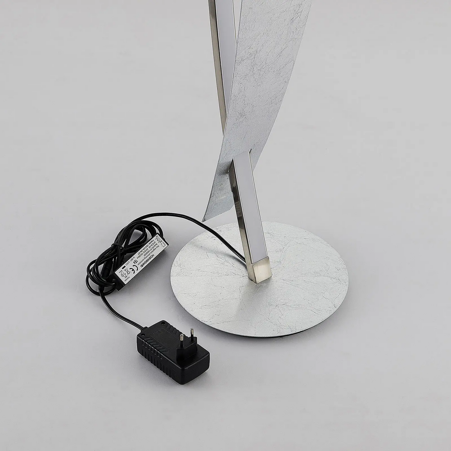 Elegantiškos sidabrinės spalvos LED toršeras Marija