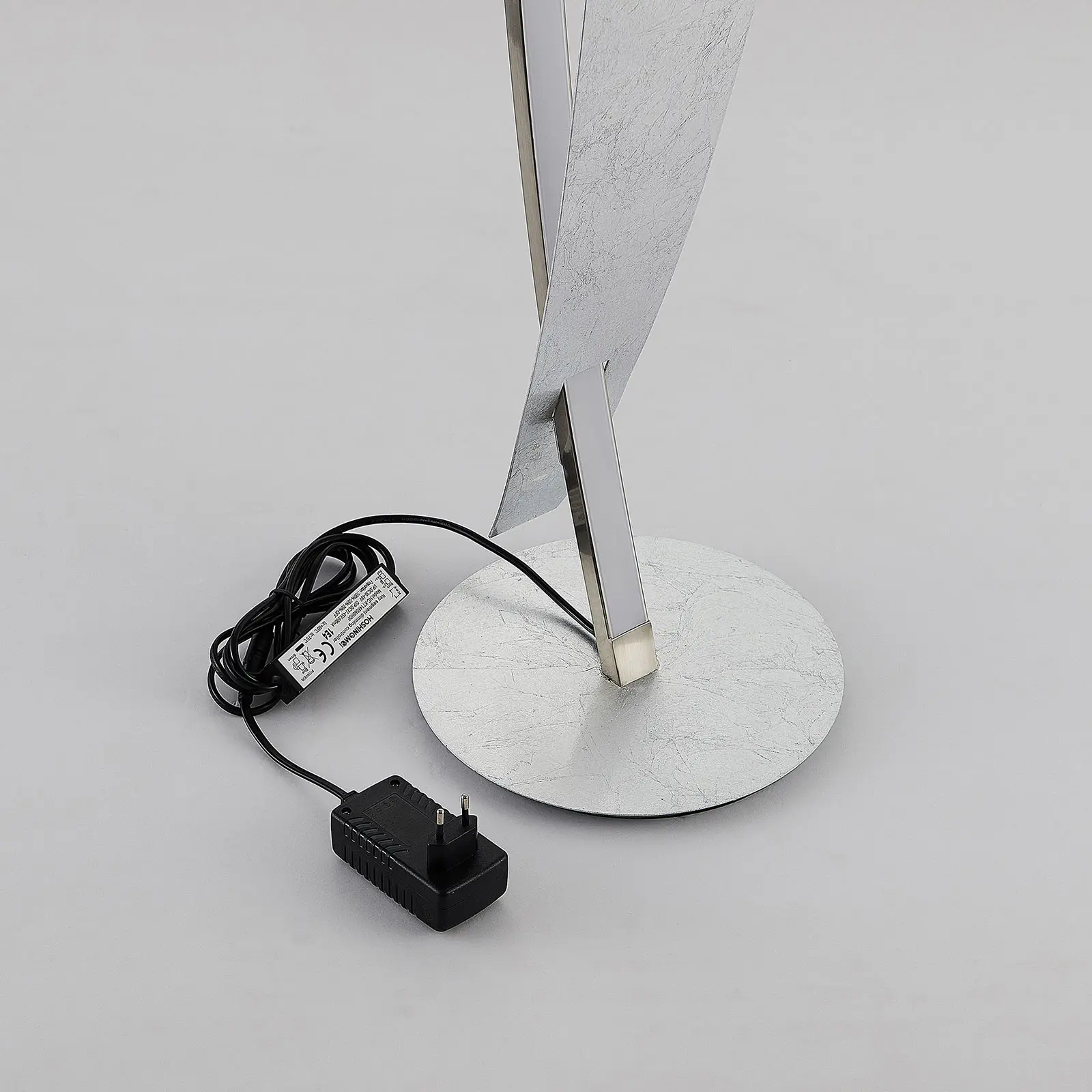 Elegantiškos sidabrinės spalvos LED toršeras Marija