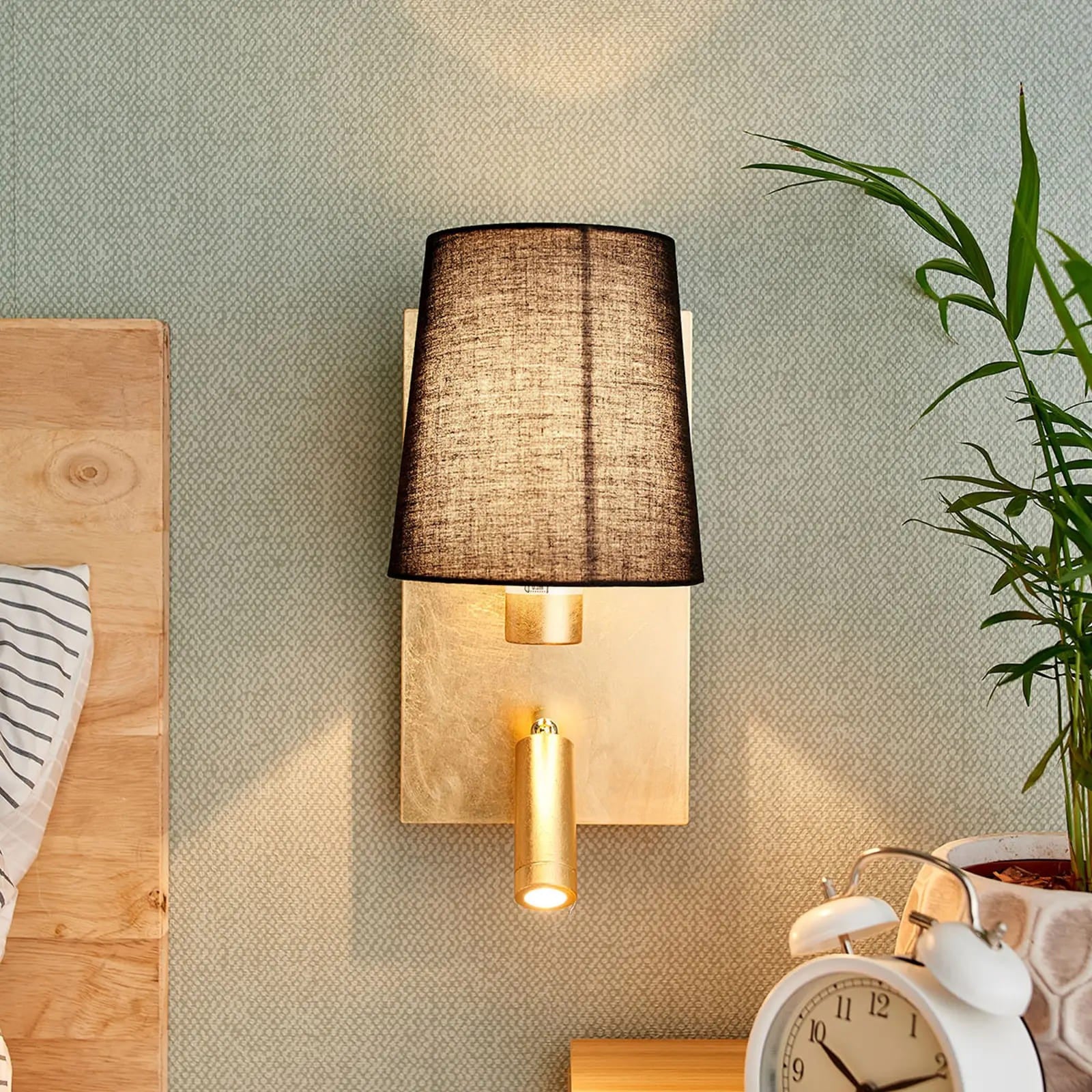 Sieninis šviestuvas Aiden su LED skaitymo lempute, juodas, auksinis