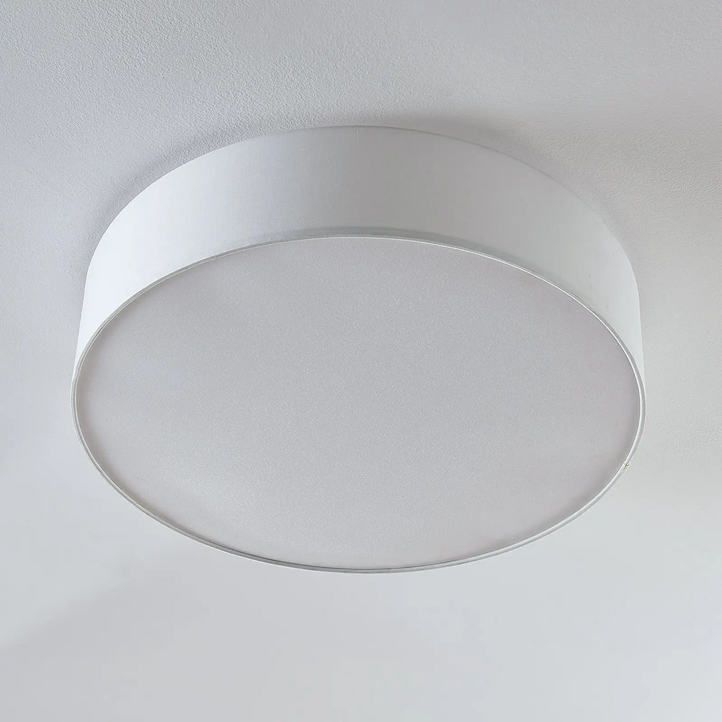 Baltos spalvos medžiaginis lubinis šviestuvas Gordana, 57 cm