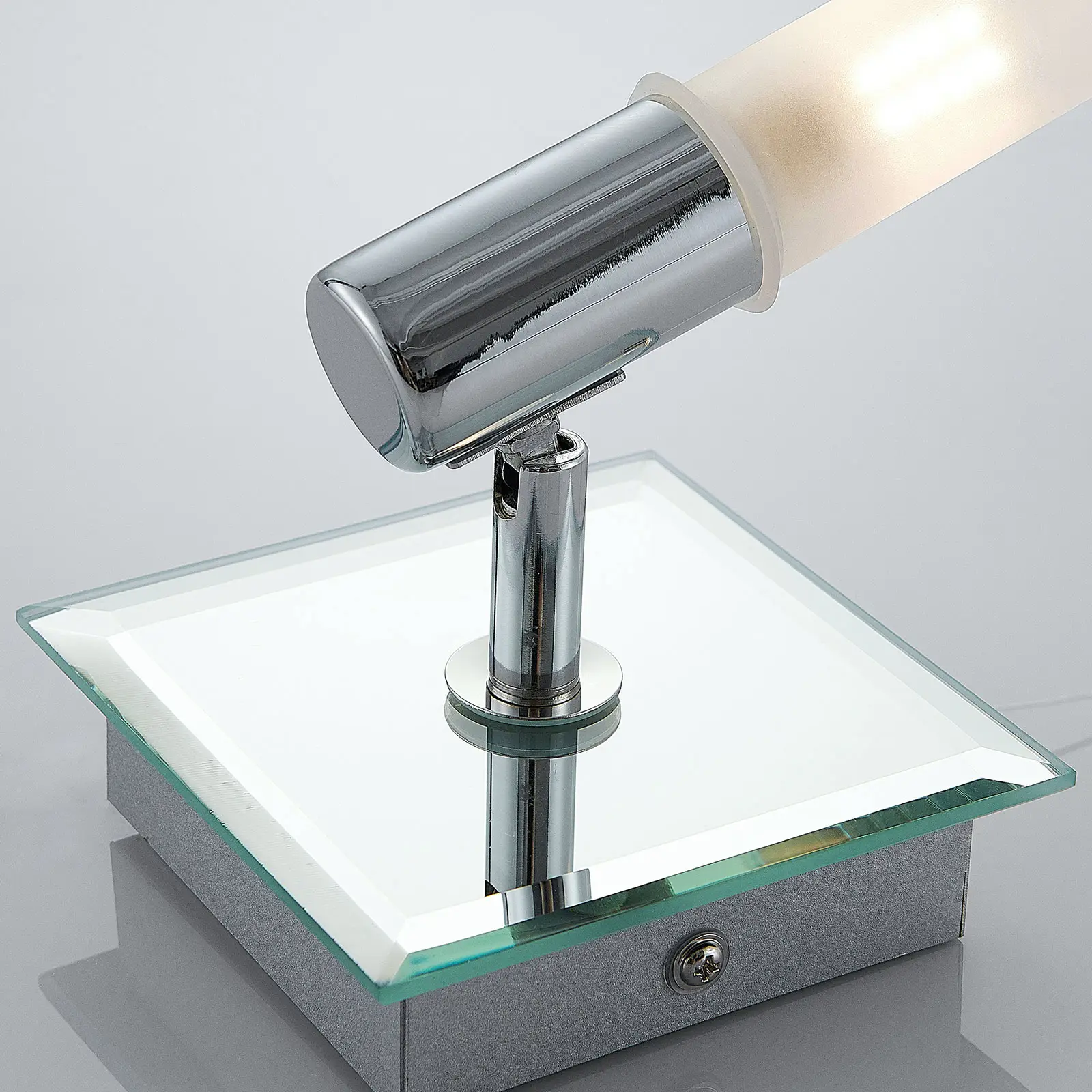 Sieninis šviestuvas Zela, vonios kambario šviestuvas su patraukiamu jungikliu