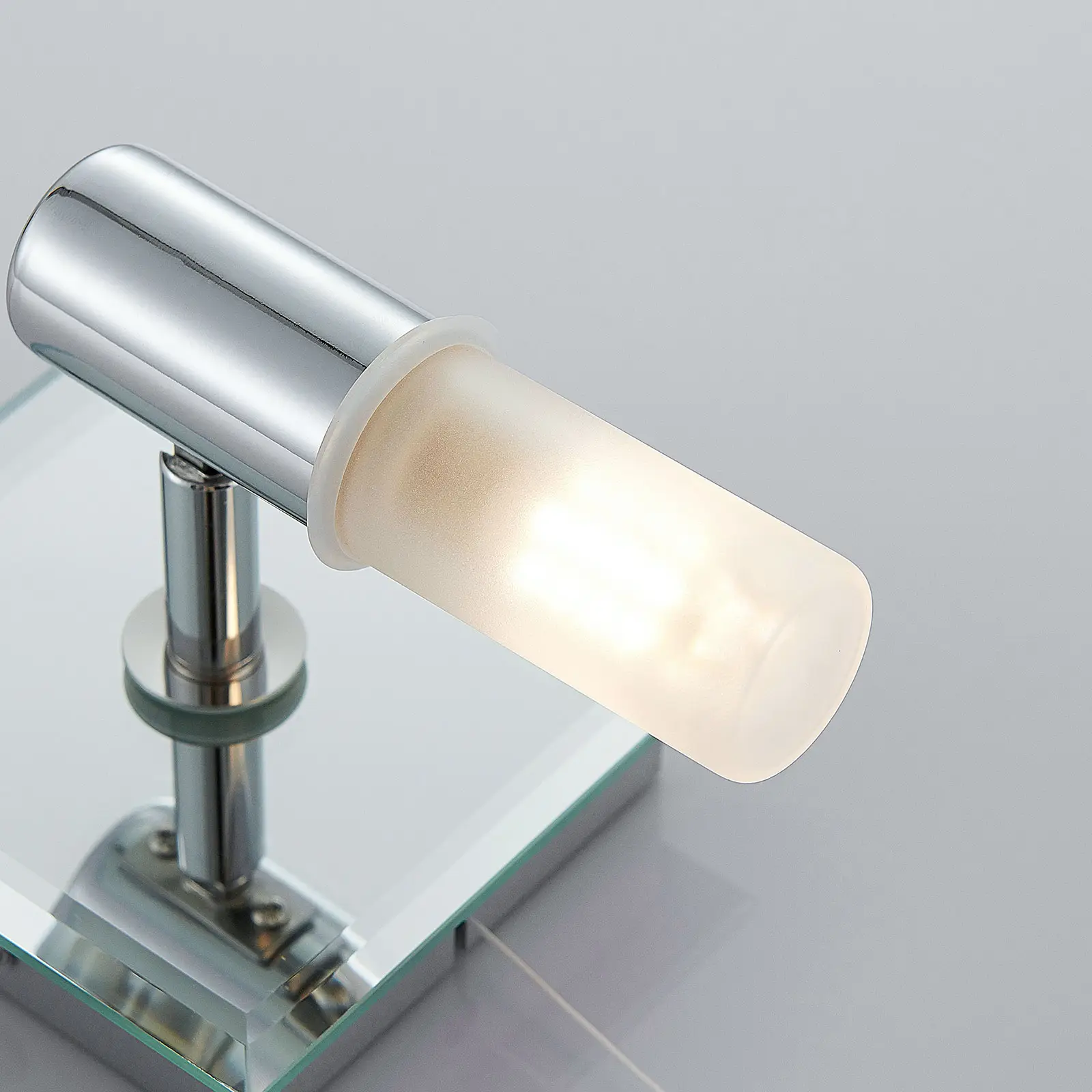 Sieninis šviestuvas Zela, vonios kambario šviestuvas su patraukiamu jungikliu