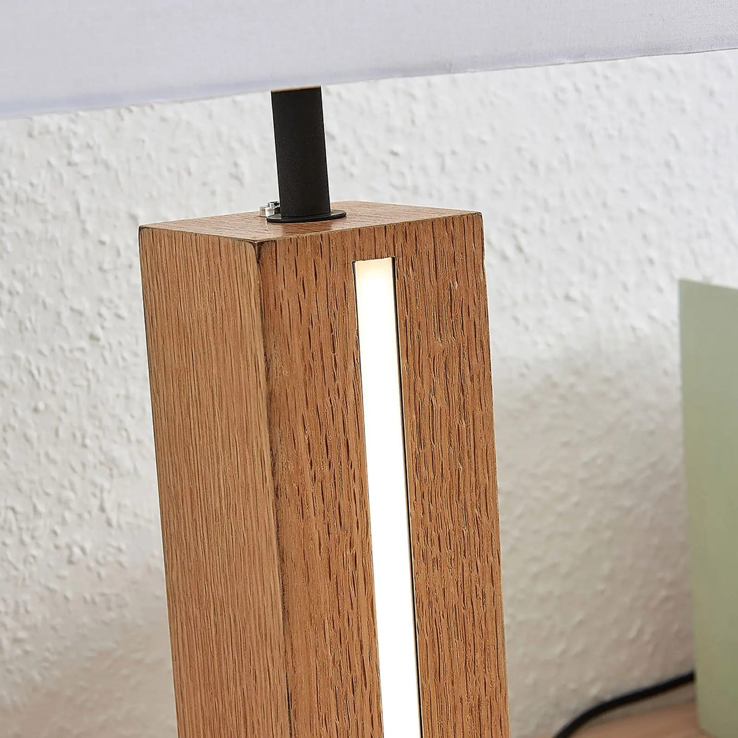 Medžiaginis stalinis šviestuvas Garry su mediniu rėmu, kampinis