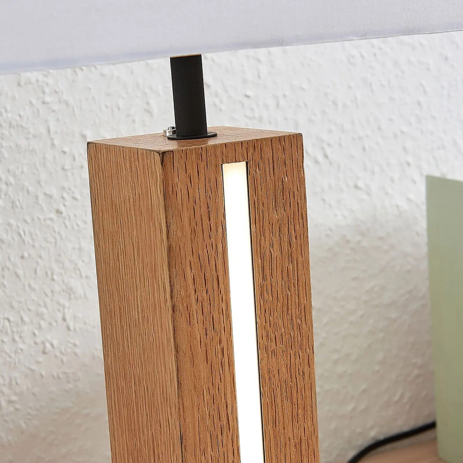 Medžiaginis stalinis šviestuvas Garry su mediniu rėmu, kampinis