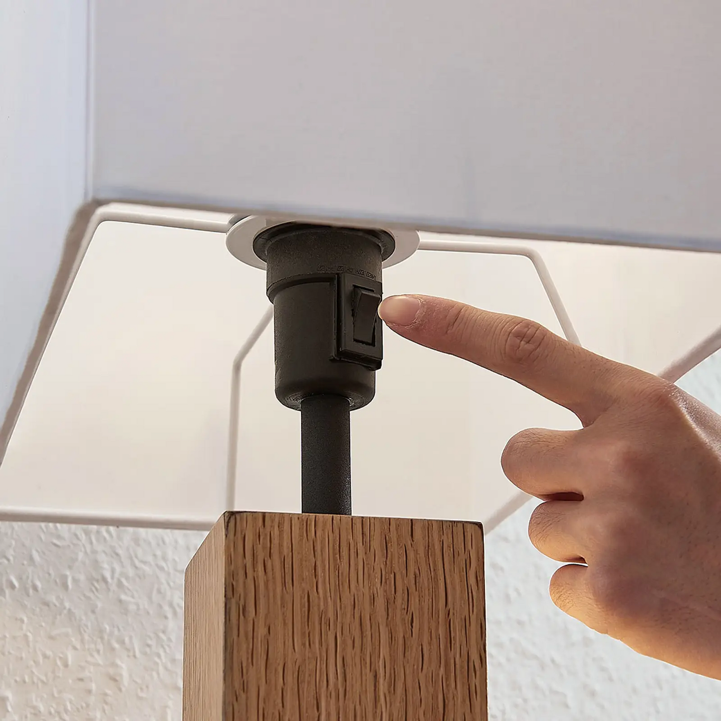 Medžiaginis stalinis šviestuvas Garry su mediniu rėmu, kampinis