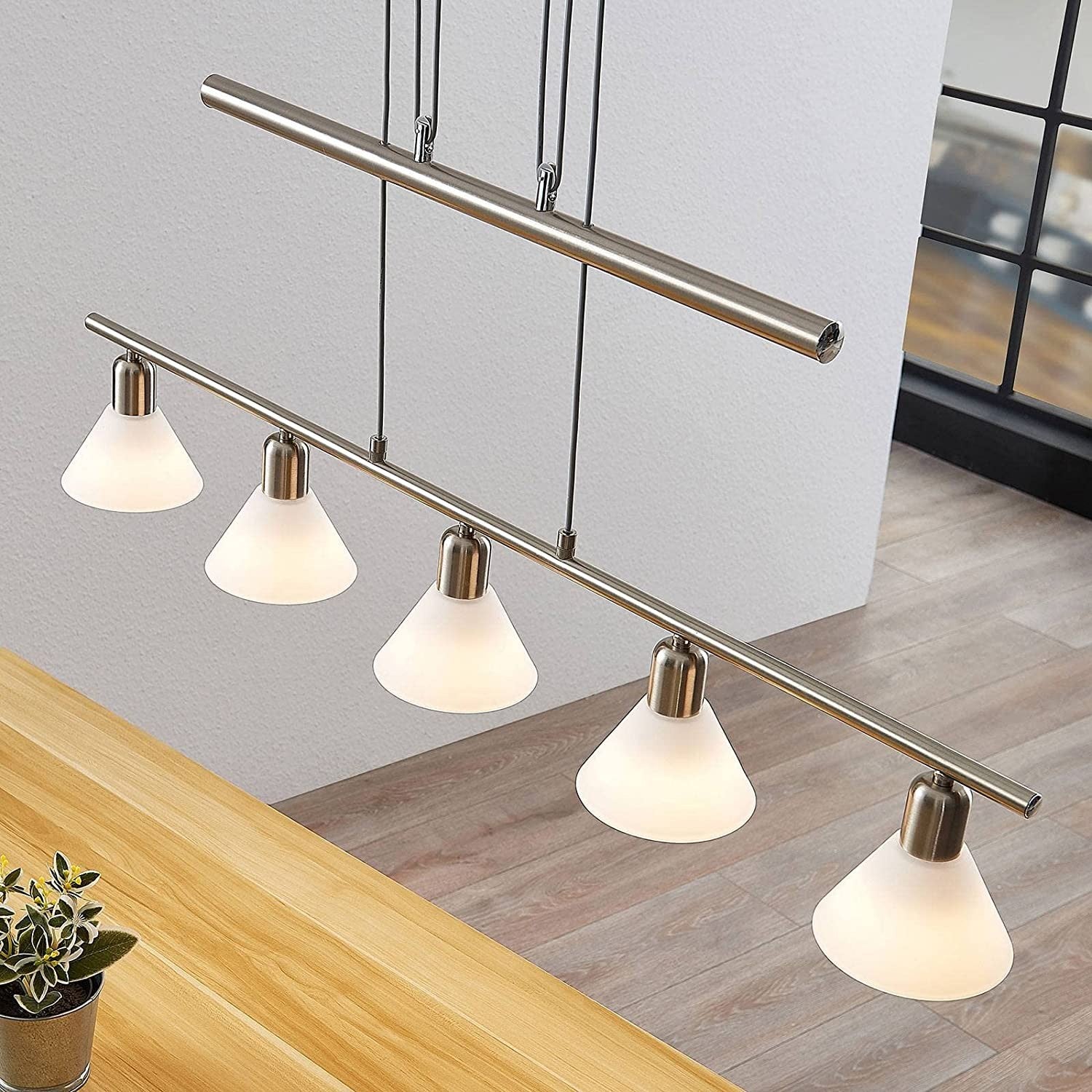 Reguliuojamo aukščio pakabinamas šviestuvas Delira 5 lempučių. nikelio