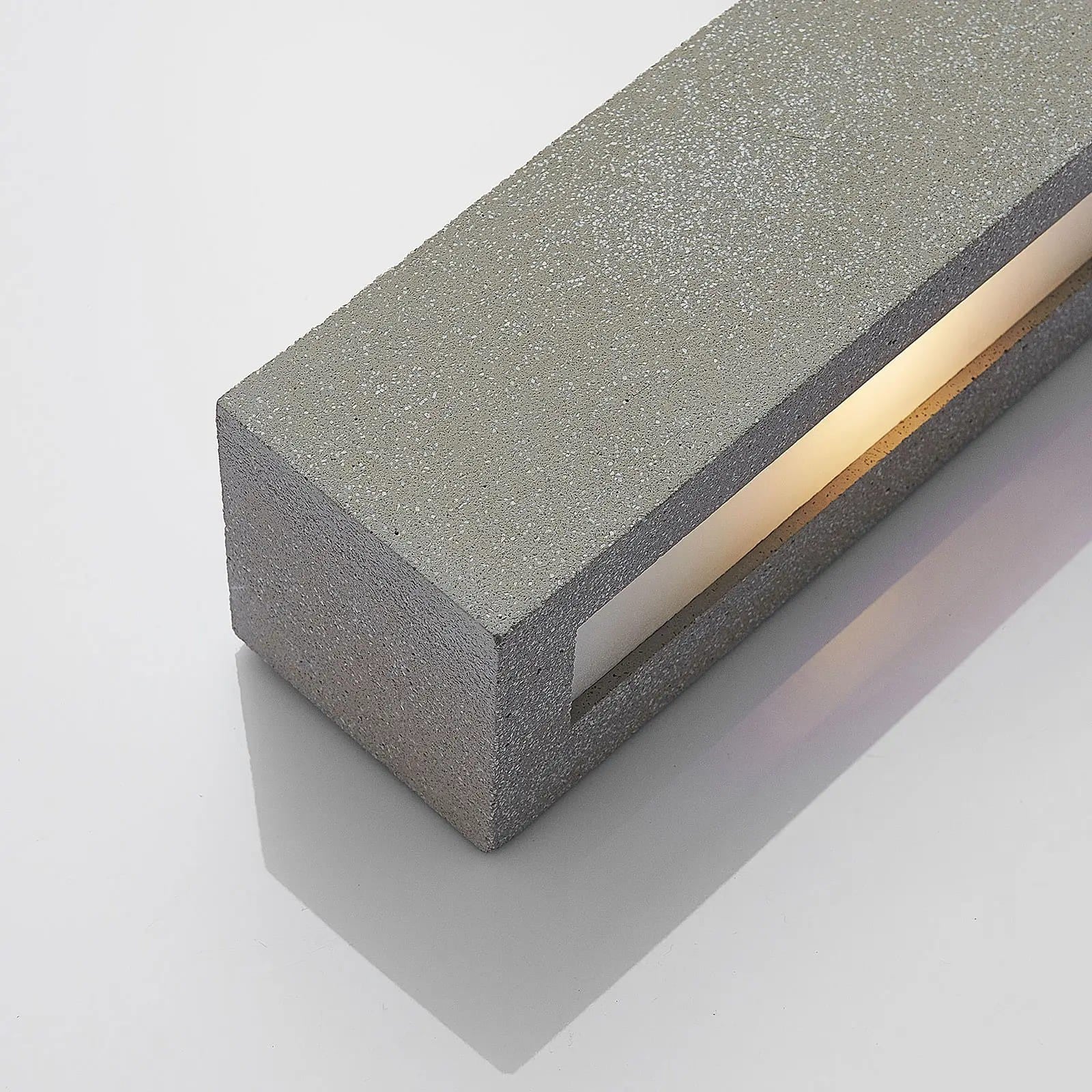 Lindby Nellie LED betoninis sieninis šviestuvas, plotis 21,8 cm