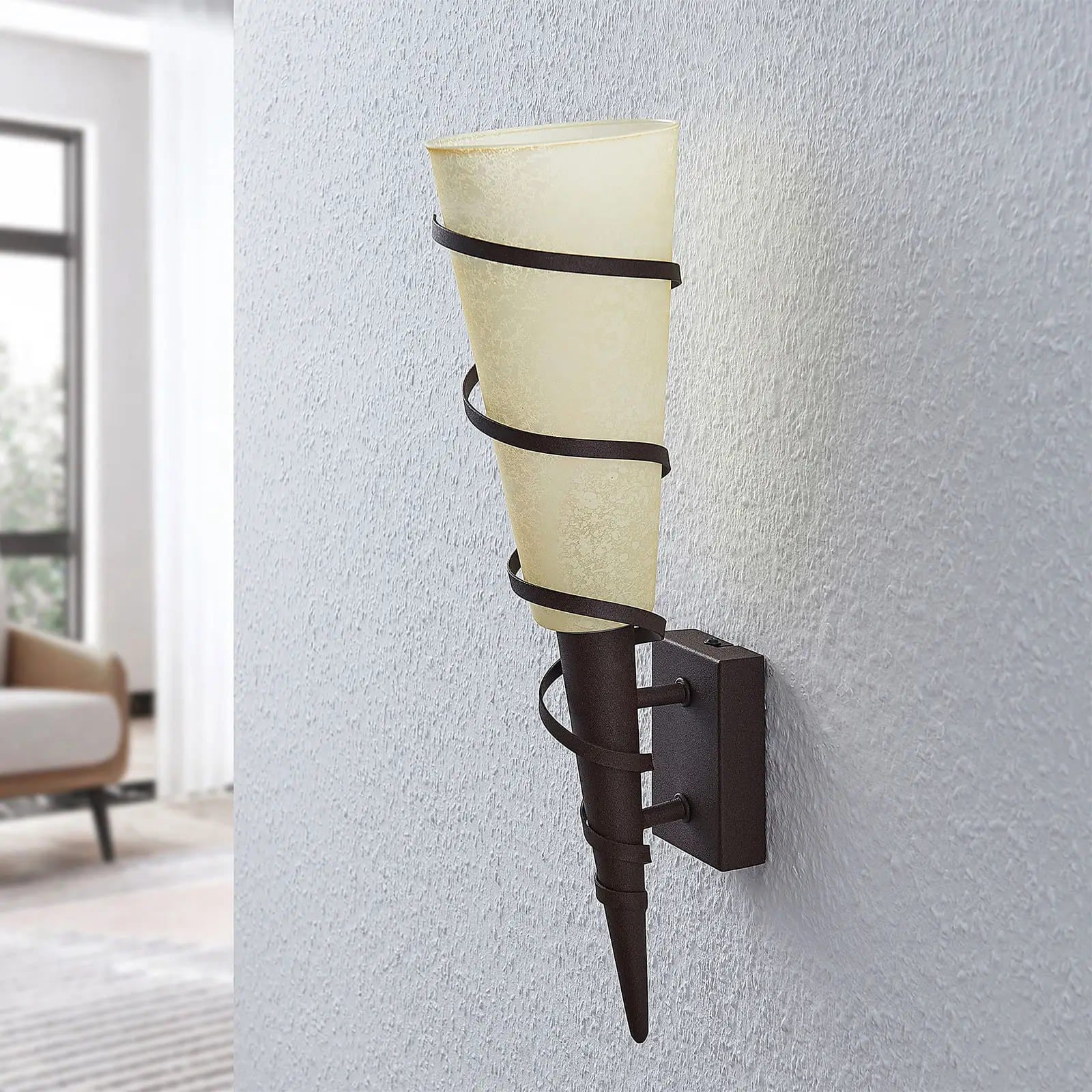 Lindby Anouk sieninis žibintuvėlis su stiklo gaubtu, rūdžių apdaila