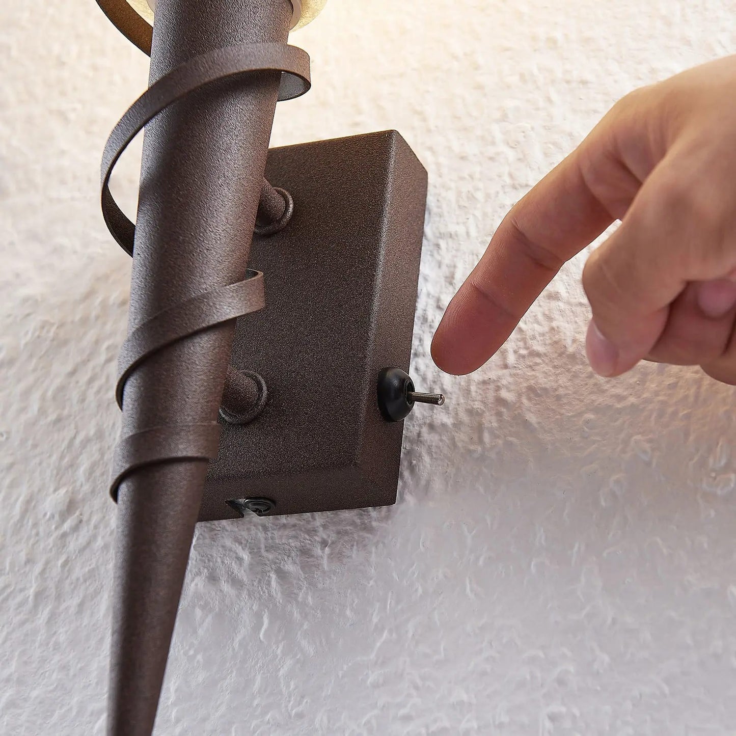 Lindby Anouk sieninis žibintuvėlis su stiklo gaubtu, rūdžių apdaila