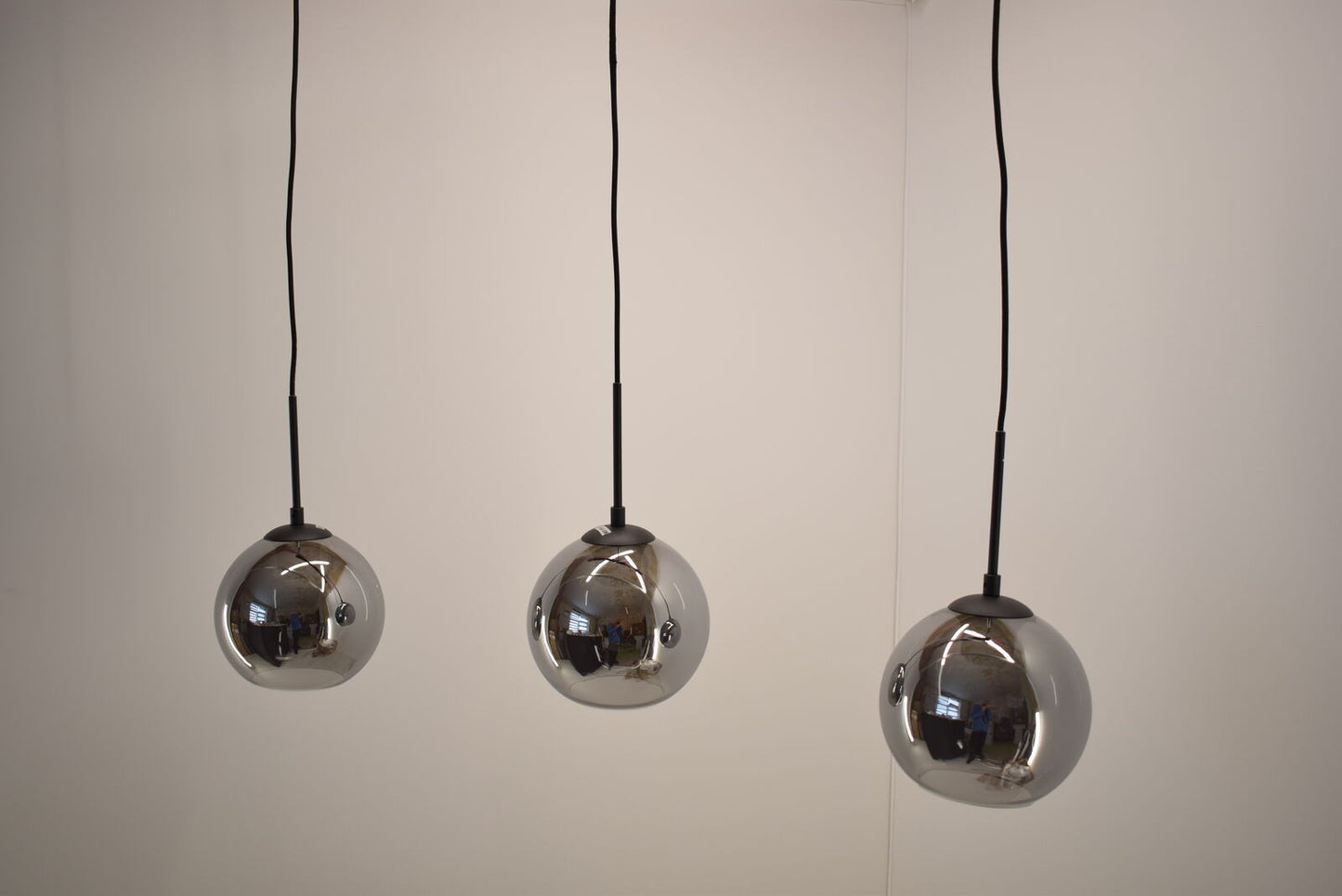 Lindby Sofian pakabinamas šviestuvas, trys šviestuvai, rūkytos pilkos spalvos