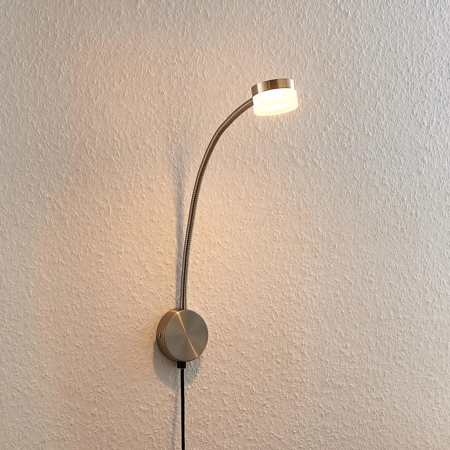 Lindby Gentjana LED sieninis šviestuvas, satininis nikelis