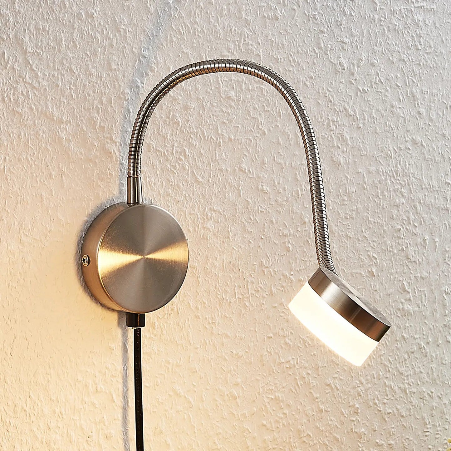 Lindby Gentjana LED sieninis šviestuvas, satininis nikelis