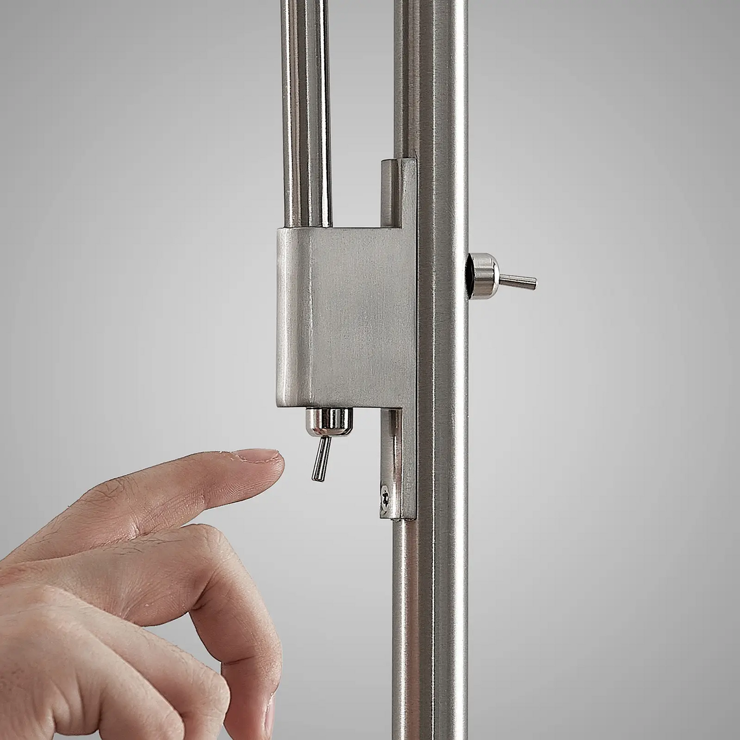 Lindby Kavi LED aukštyn šviestuvas su skaitymo lempute, kampinis