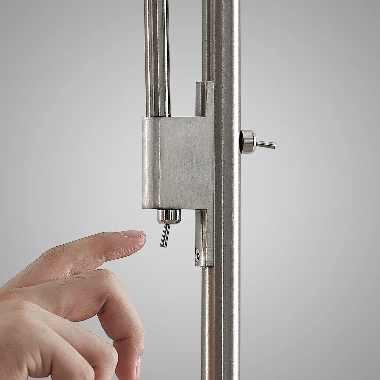 Lindby Kavi LED aukštyn šviestuvas su skaitymo lempute, kampinis