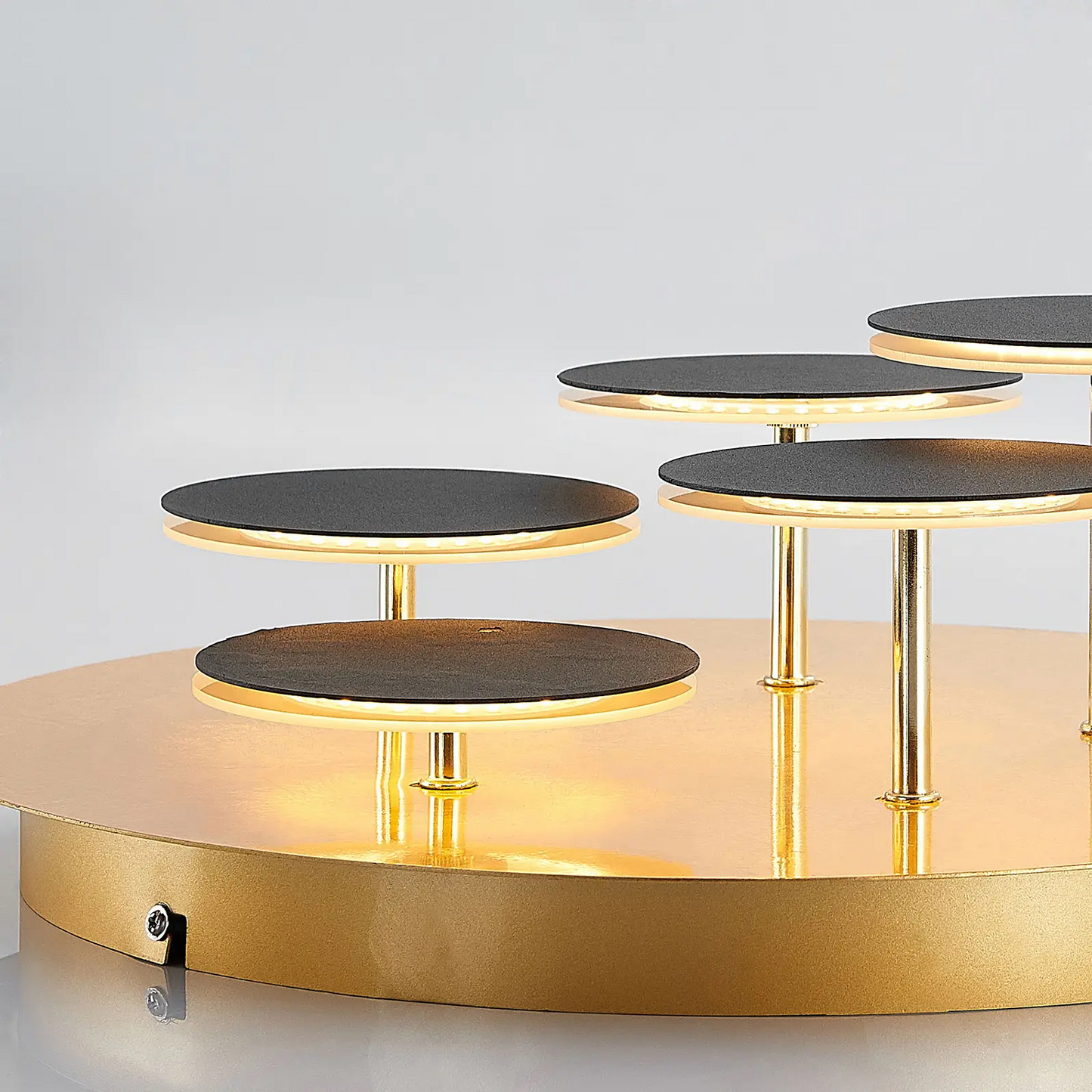 Lindby Casni LED lubų šviestuvas, juodos ir auksinės spalvos