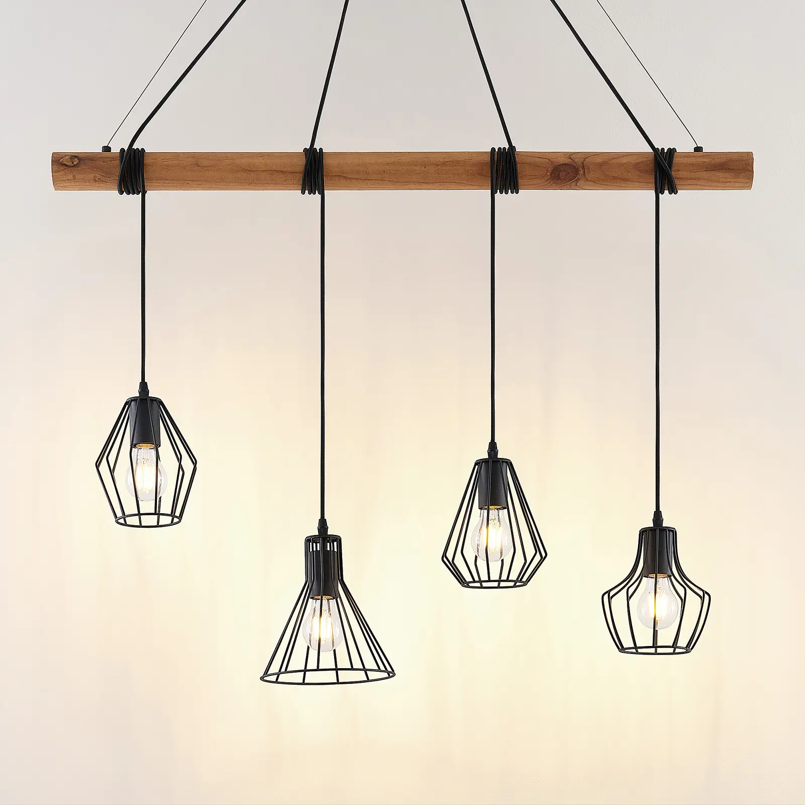 Lindby Samino pakabinamas šviestuvas su keturiais gaubtais