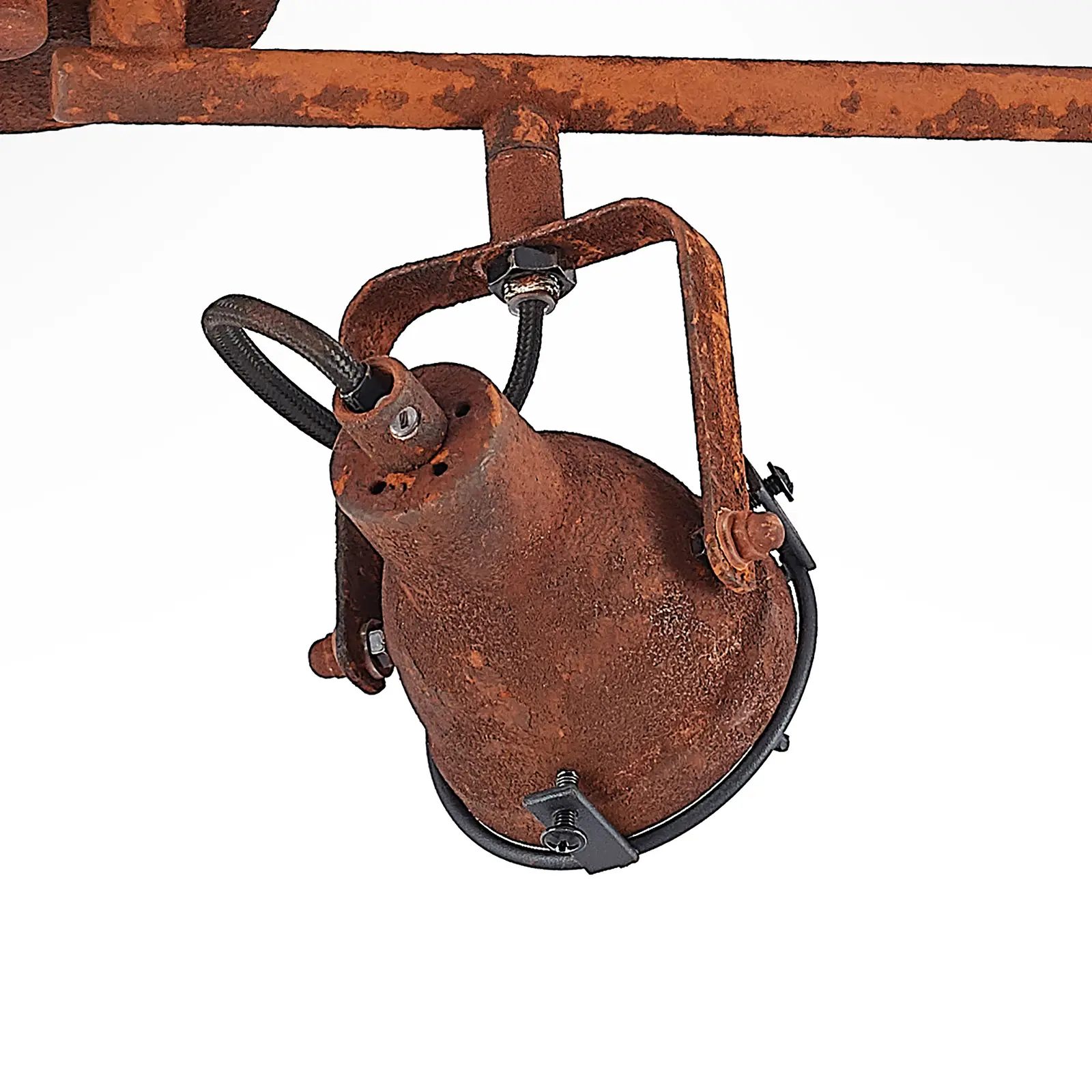 Rūdžių išvaizda Lindby Scabra lubų vieta, keturi žibintai