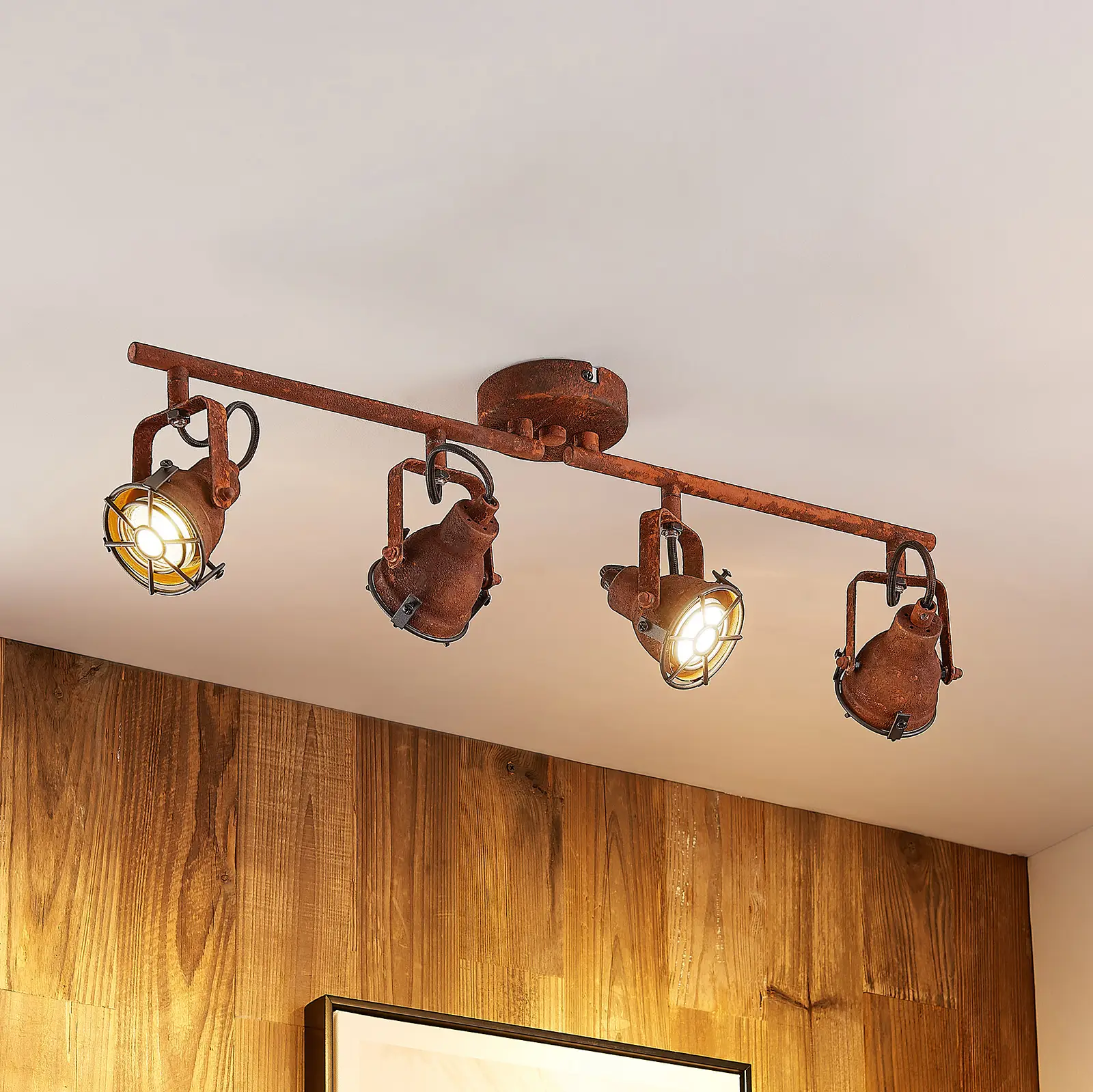 Rūdžių išvaizda Lindby Scabra lubų vieta, keturi žibintai