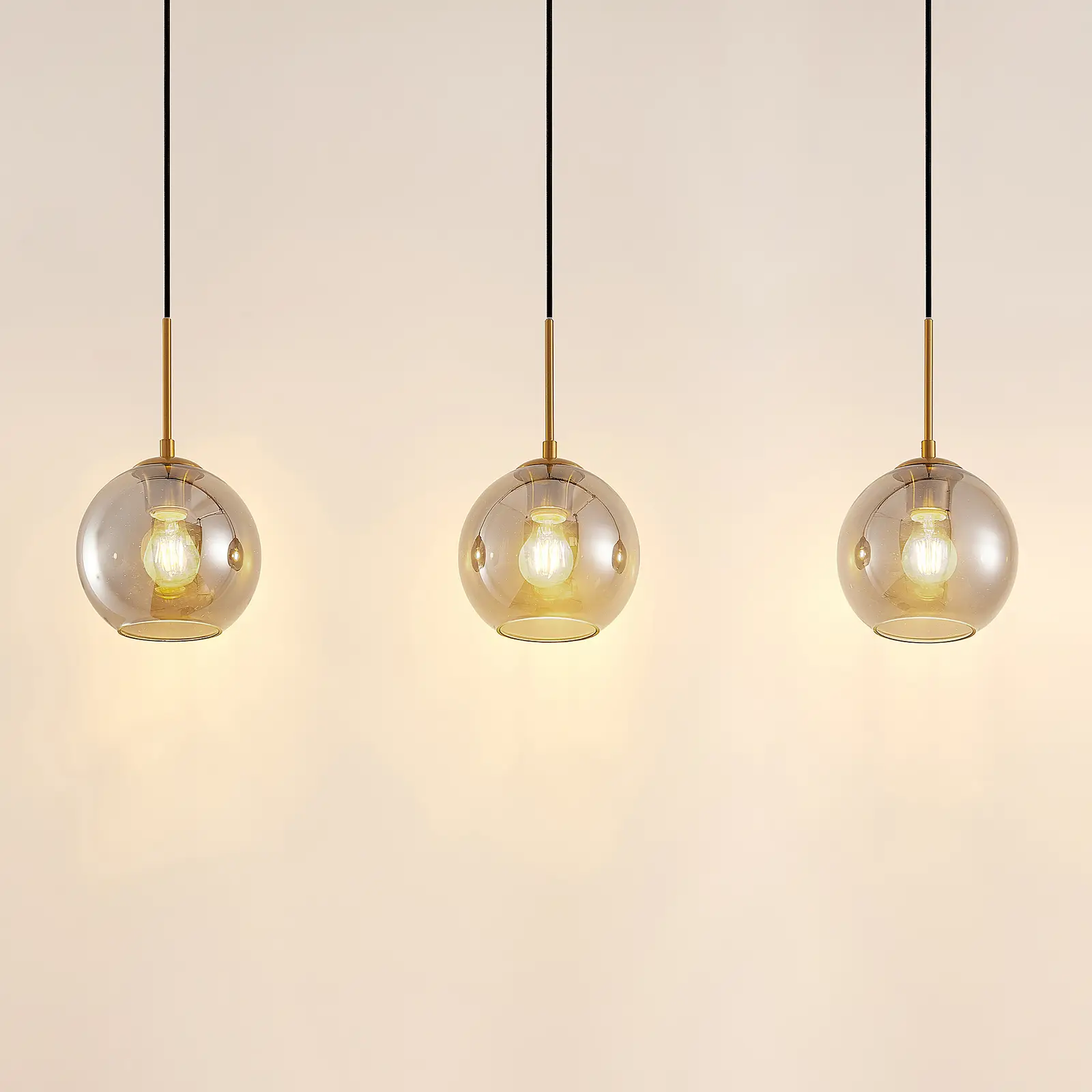 Lindby Hiwana pakabinamas šviestuvas, 3 rūkyto stiklo sferos