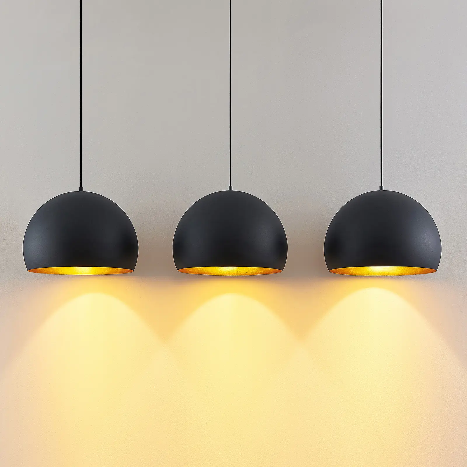 Lindby Tarjei pakabinamas šviestuvas, 146 cm, juodos ir auksinės spalvos