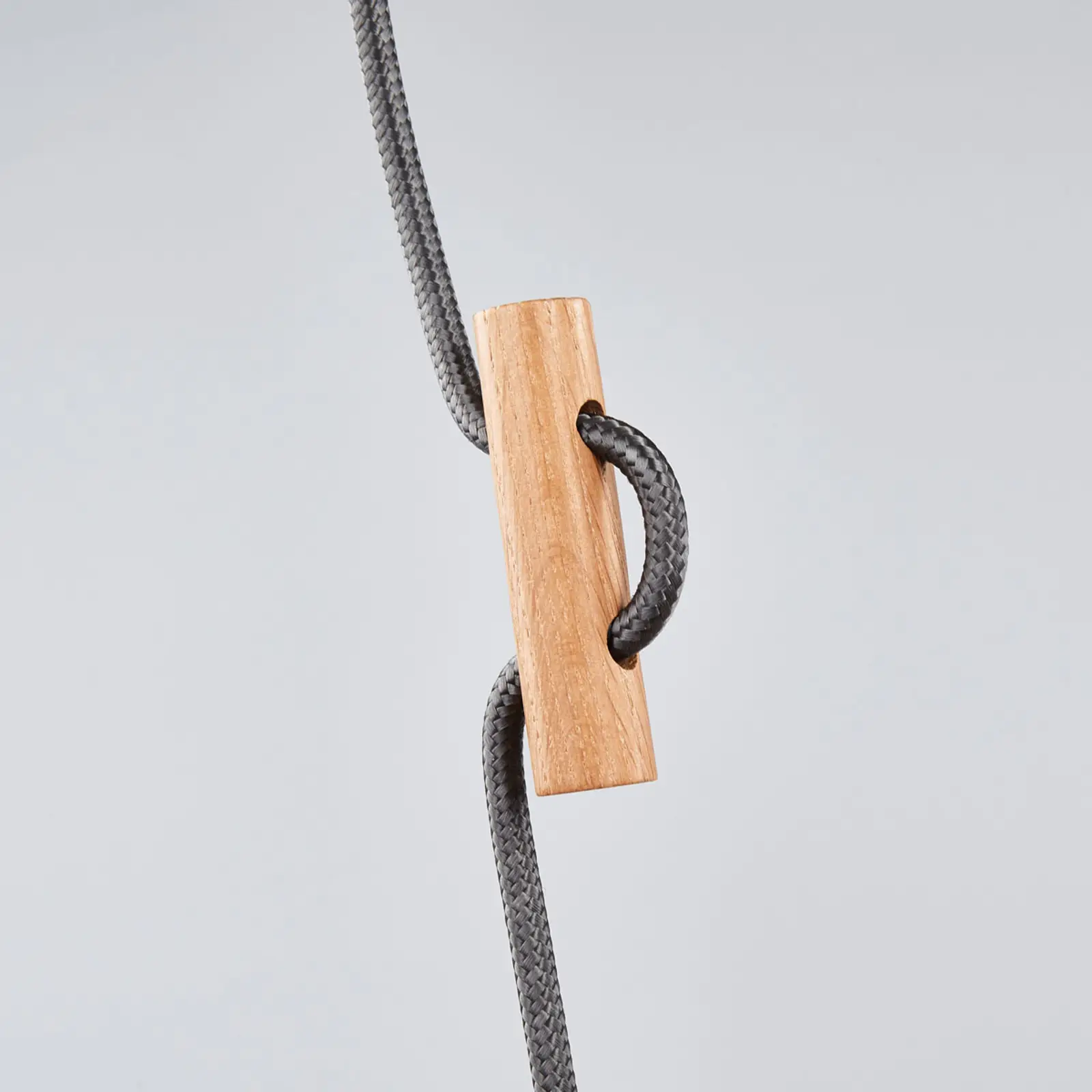 Medinis pakabinamas šviestuvas Trigonon