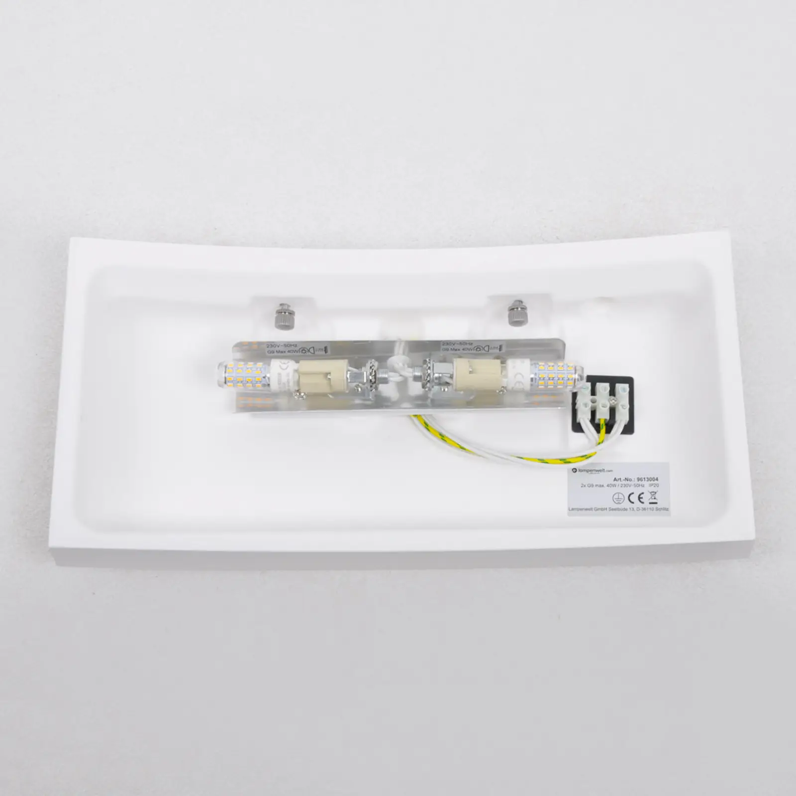 Šiek tiek lenktas sieninis šviestuvas Leander, dažomas