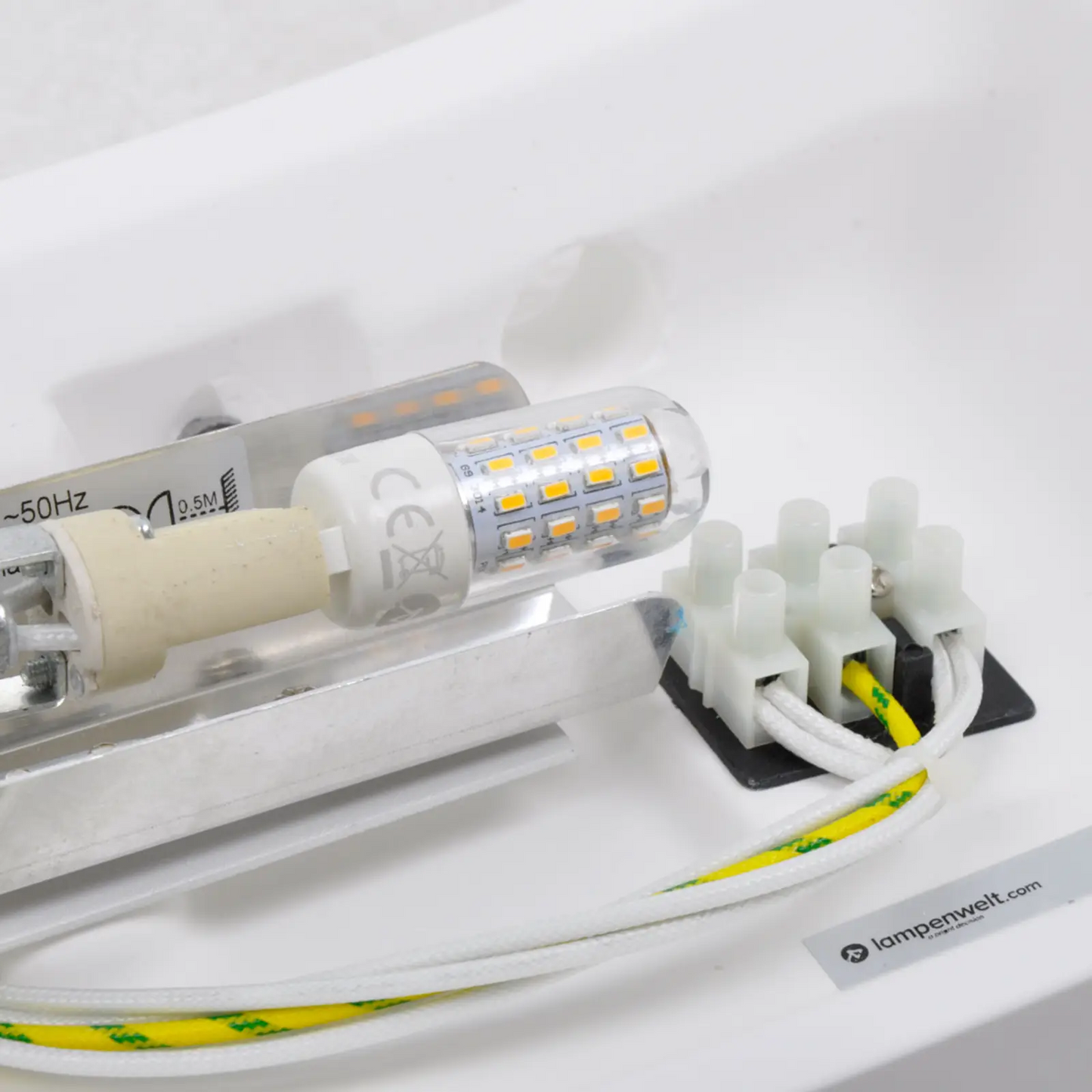 Šiek tiek lenktas sieninis šviestuvas Leander, dažomas