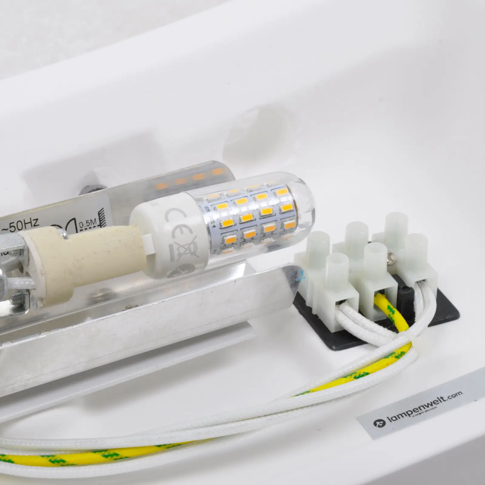 Šiek tiek lenktas sieninis šviestuvas Leander, dažomas