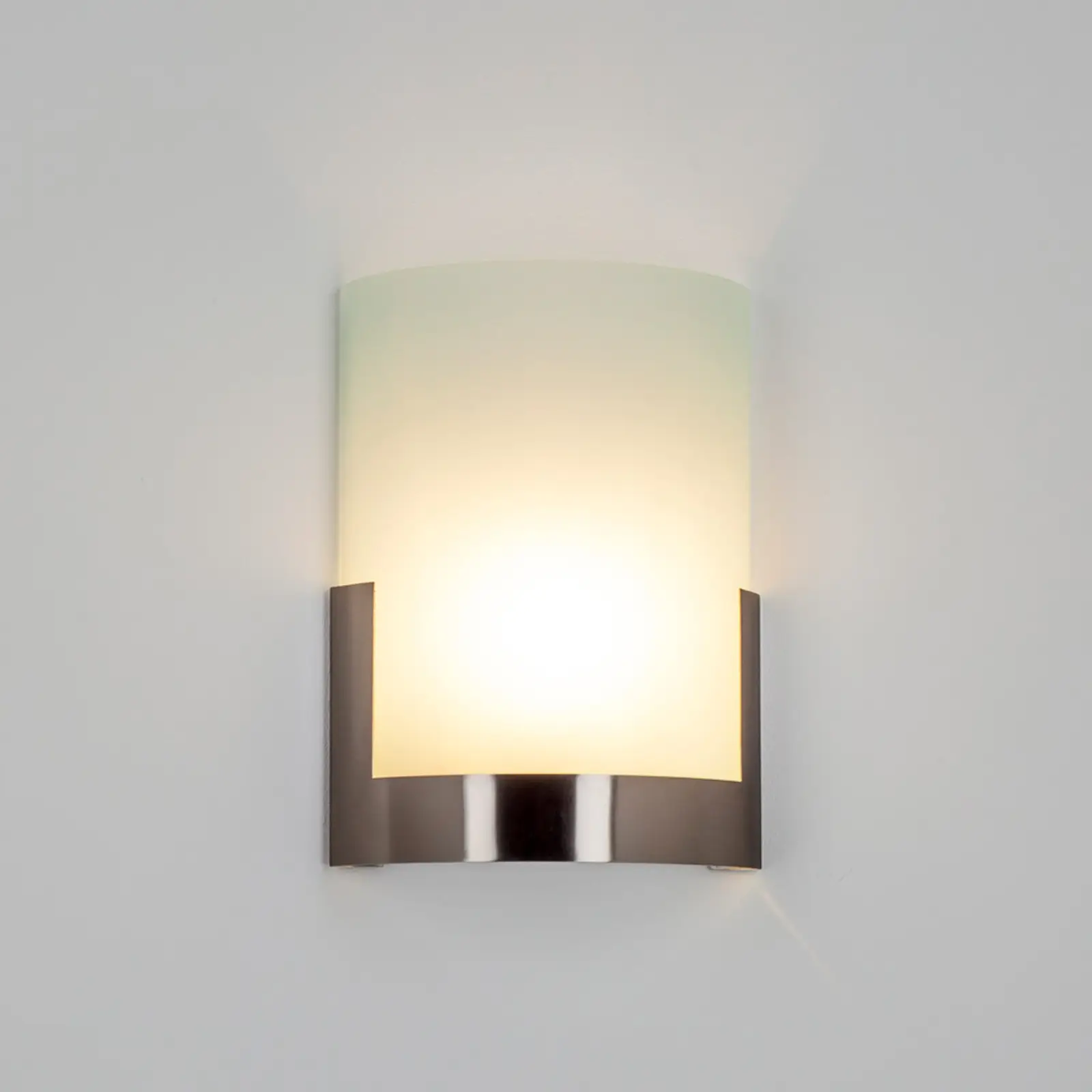 Sieninis šviestuvas Karla su metaliniu elementu plotis 20 cm